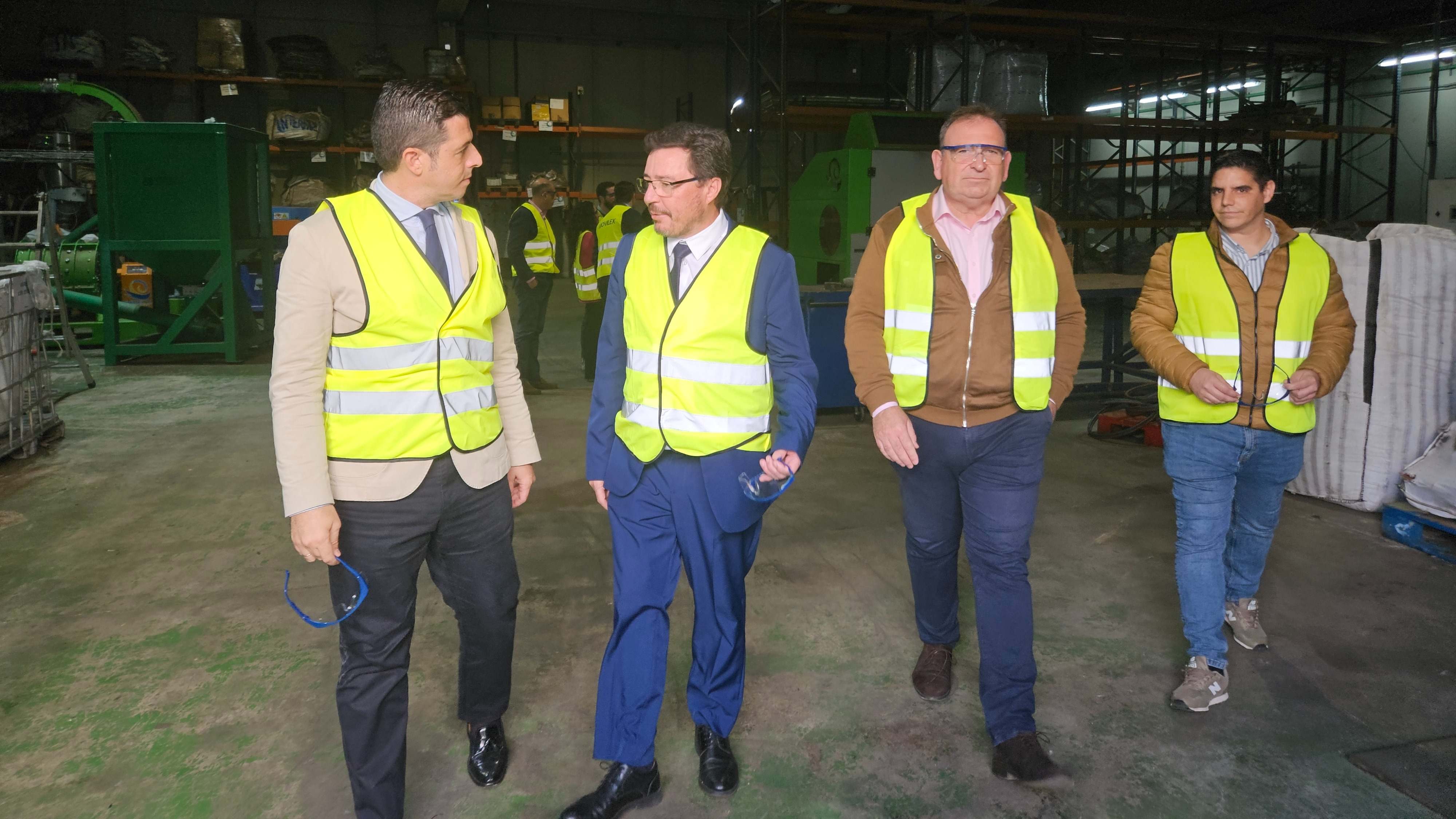 El consejero de Economía, Guillermo Santamaría visita las instalaciones de Movilex