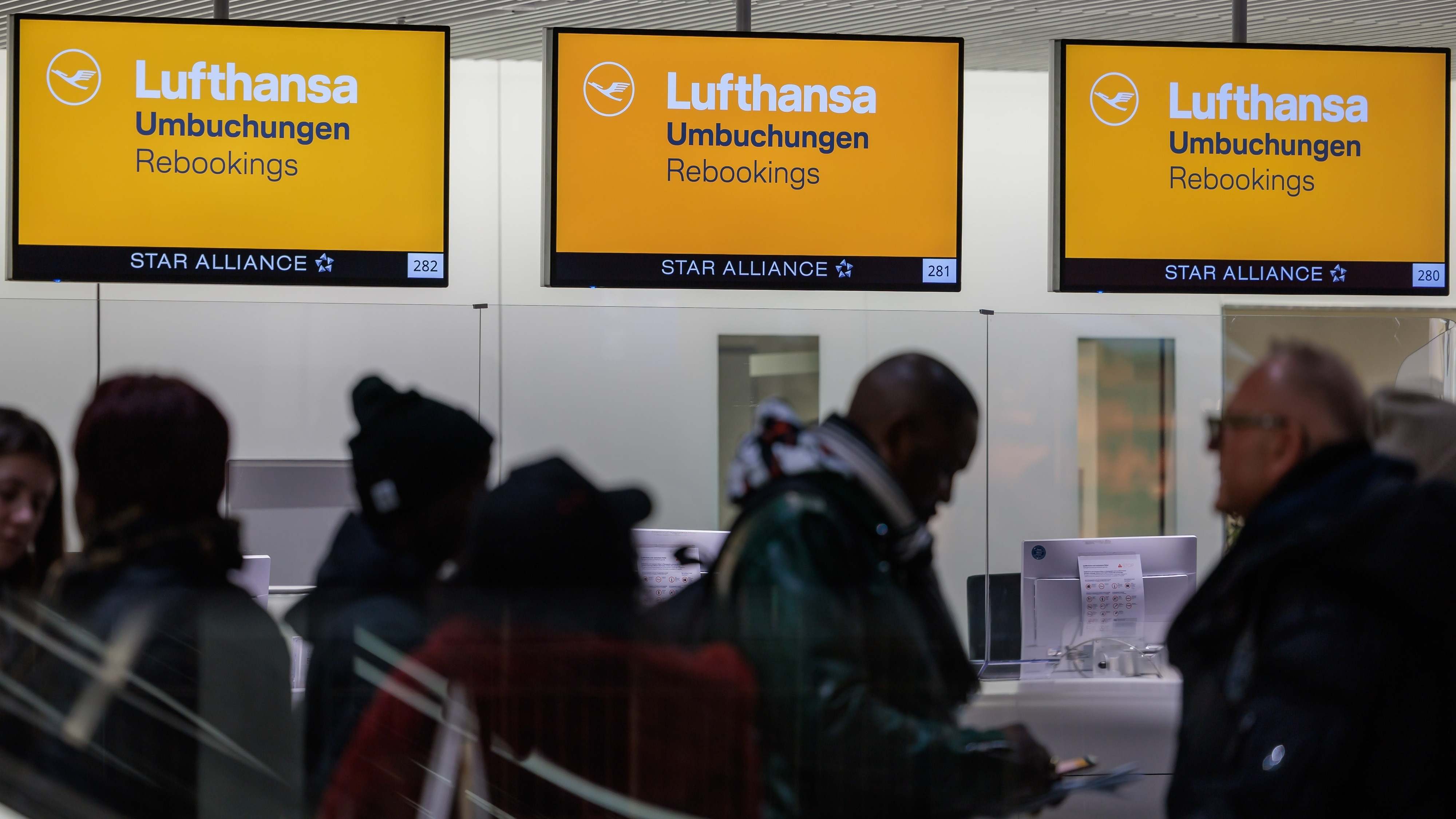 EuropaPress_5741295_01_february_2024_hesse_frankfurt_main_travelers_queue_at_the_lufthansa.jpg