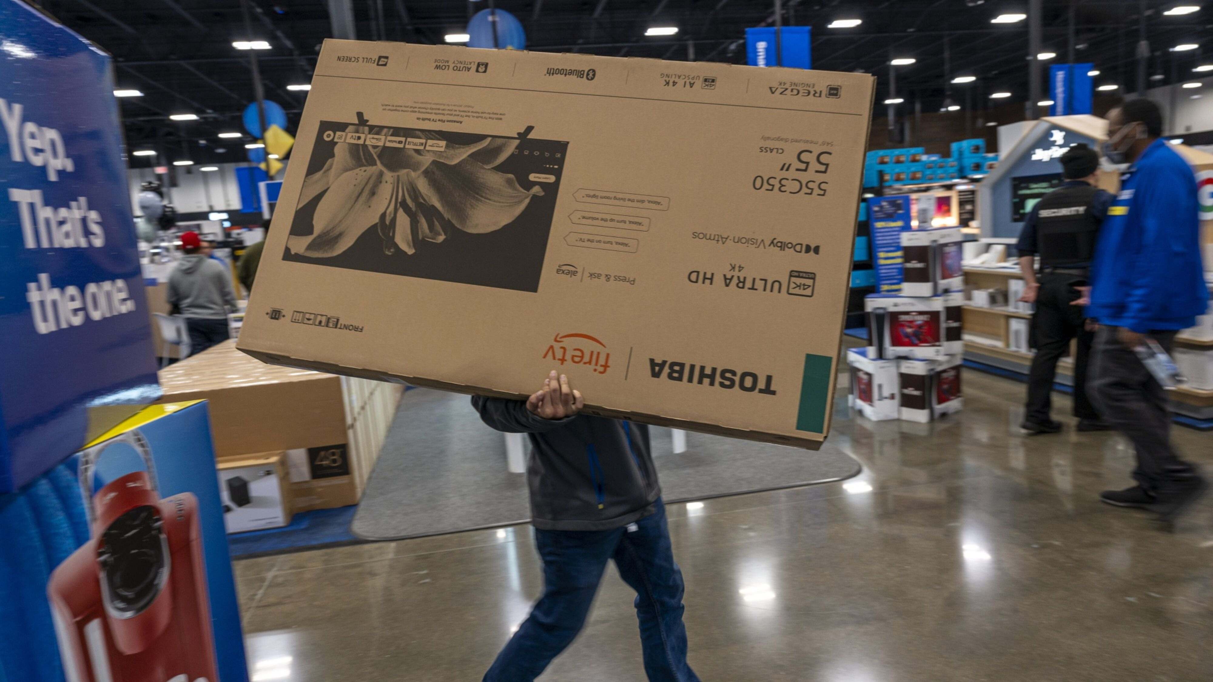 Un comprador estadounidense carga con un televisor durante el Black Friday