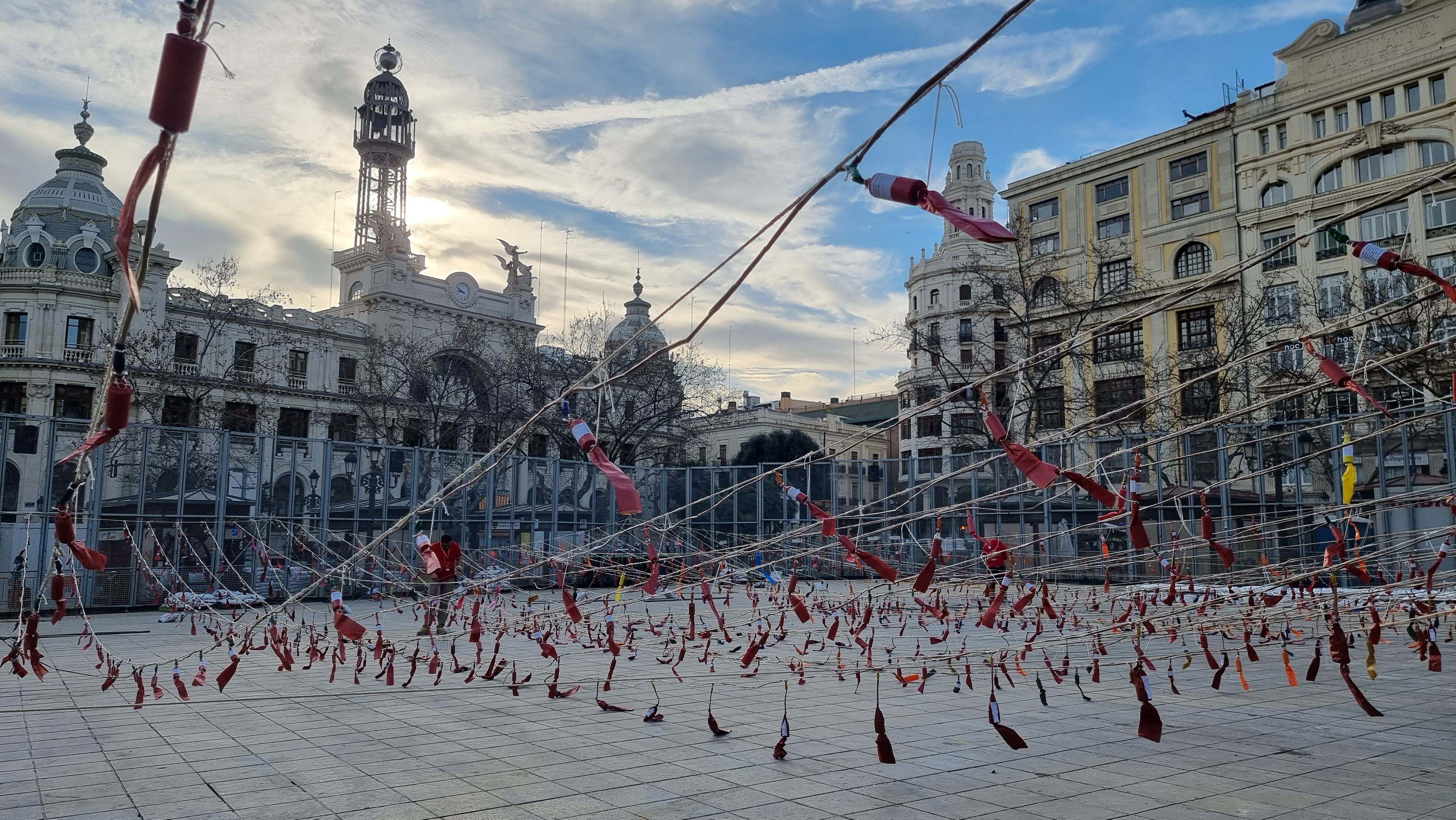 Masclets preparados para el disparo de la mascletà en Valencia
