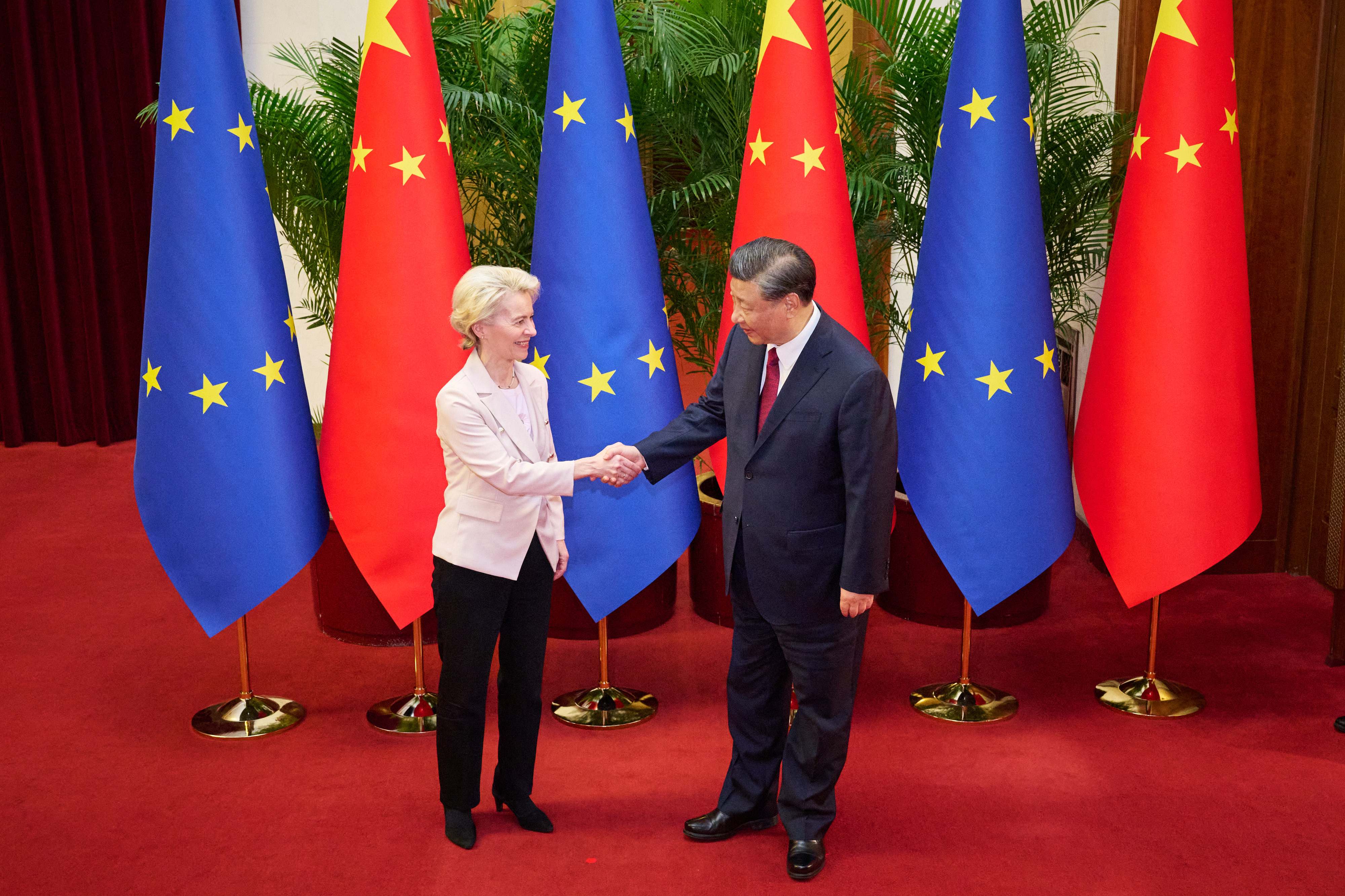 La presidenta de la Comisión Europea, Ursula von der Leyen y el presidente chino, Xi Jinping.