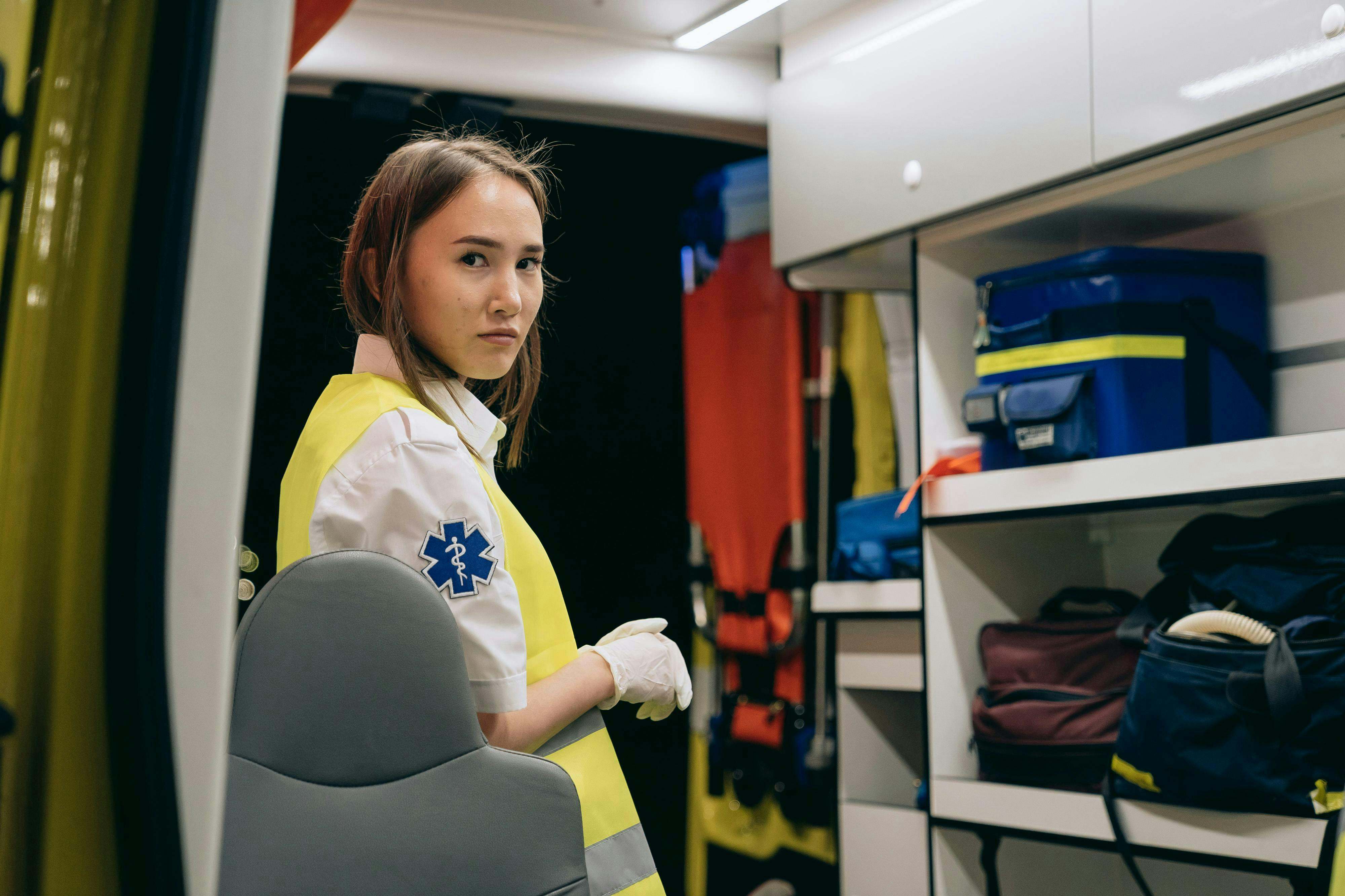 Una sanitaria dentro de una ambulancia en España