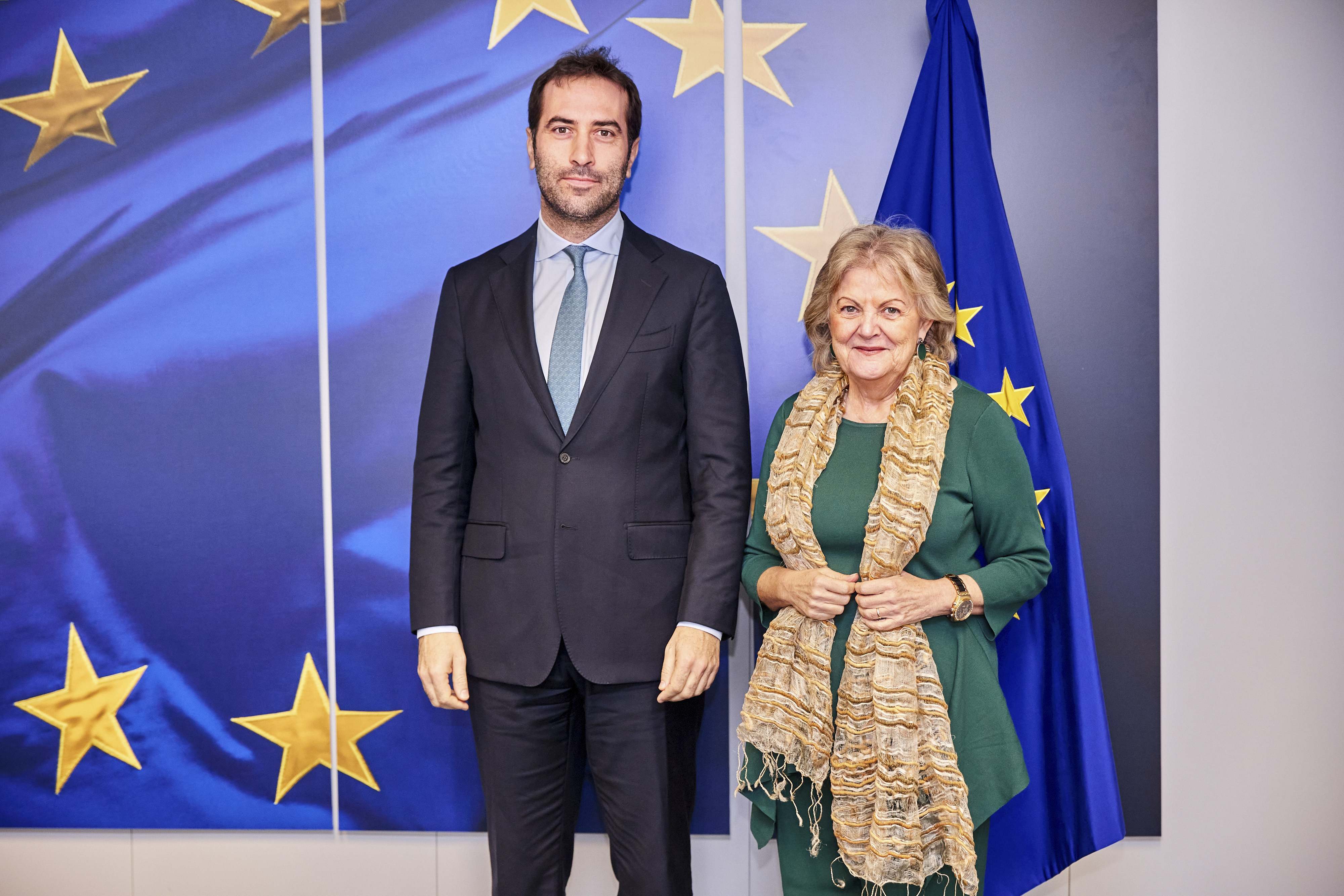 El ministro de Economía, Carlos Cuerpo y la comisaria de Cohesión, Elisa Ferreira