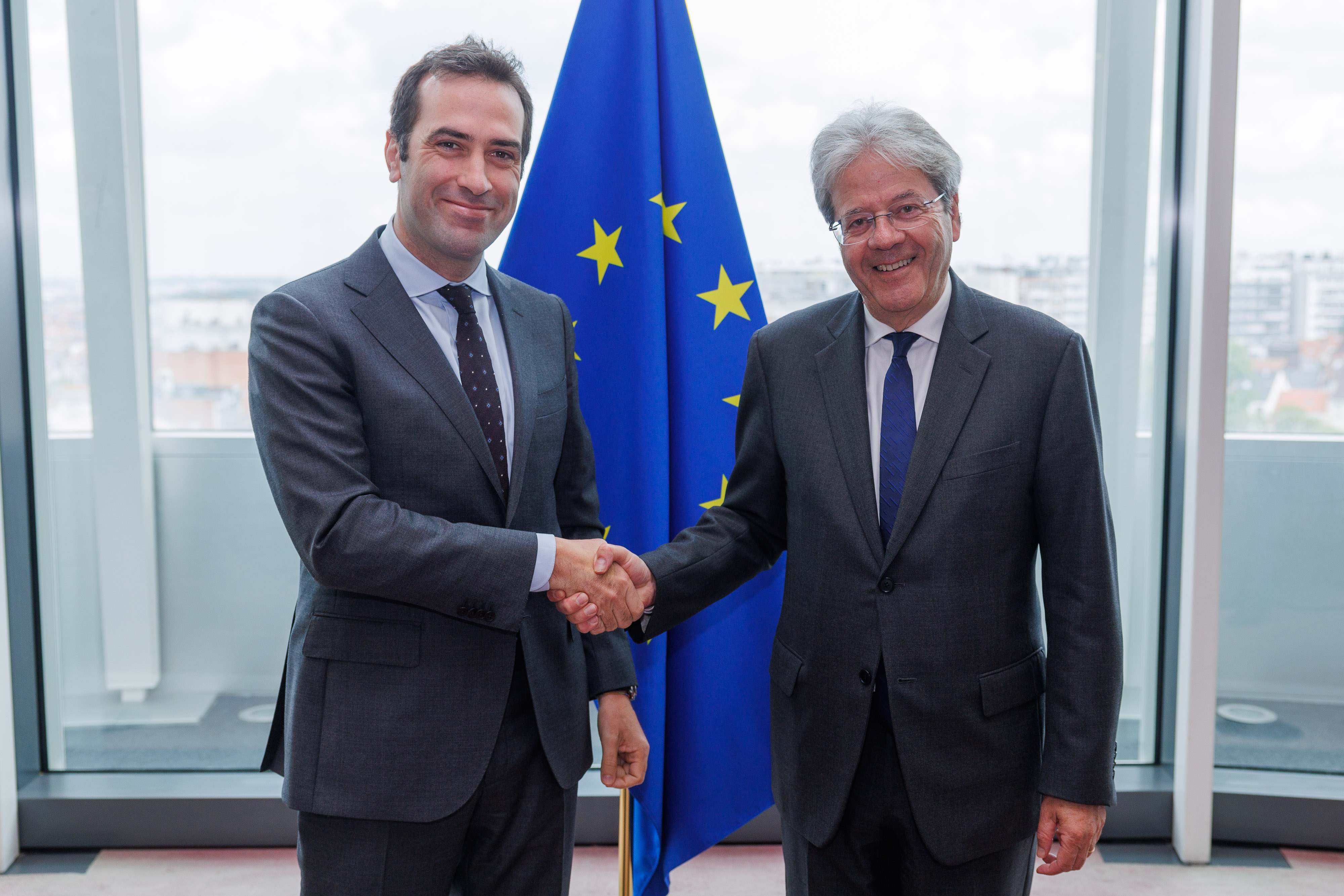 El ministro de Economía, Carlos Cuerpo, y el comisario de Economía, Paolo Gentiloni