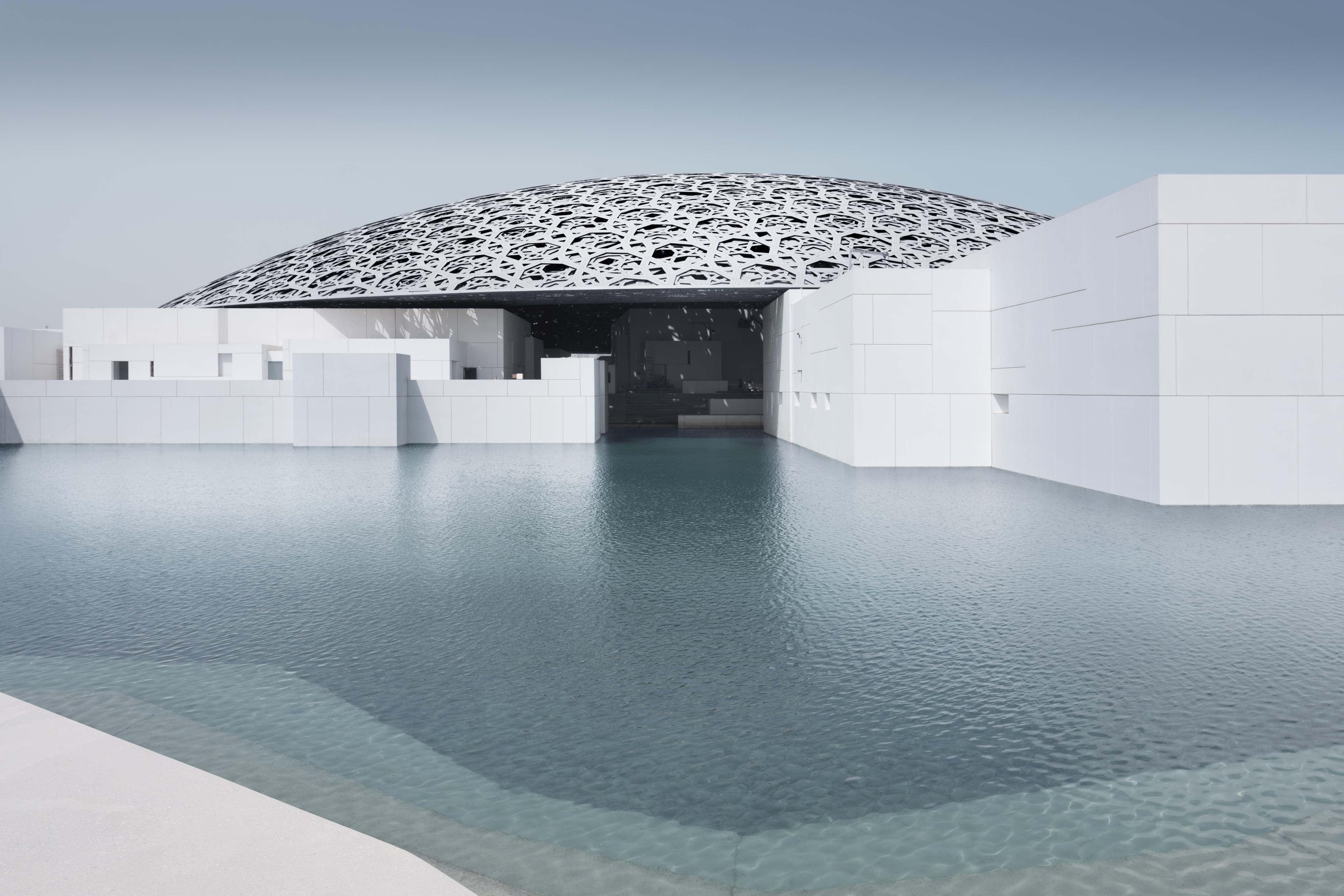 El icónico Museo Louvre de Abu Dhabi