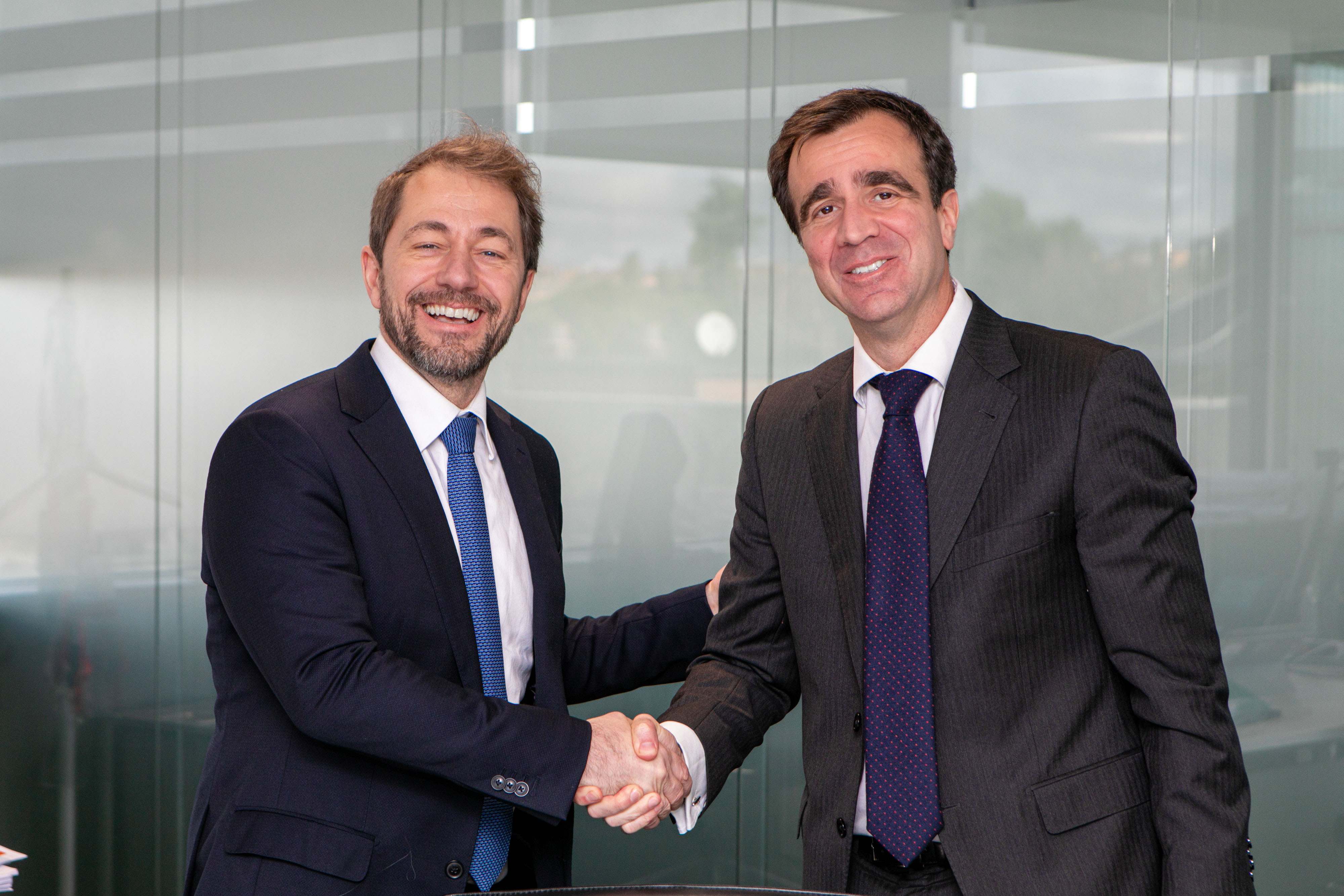 Gilles Badot, director de Operaciones del BEI para España y Portugal (izquierda), e Ignacio Castejón, director financiero de Aena (derecha)