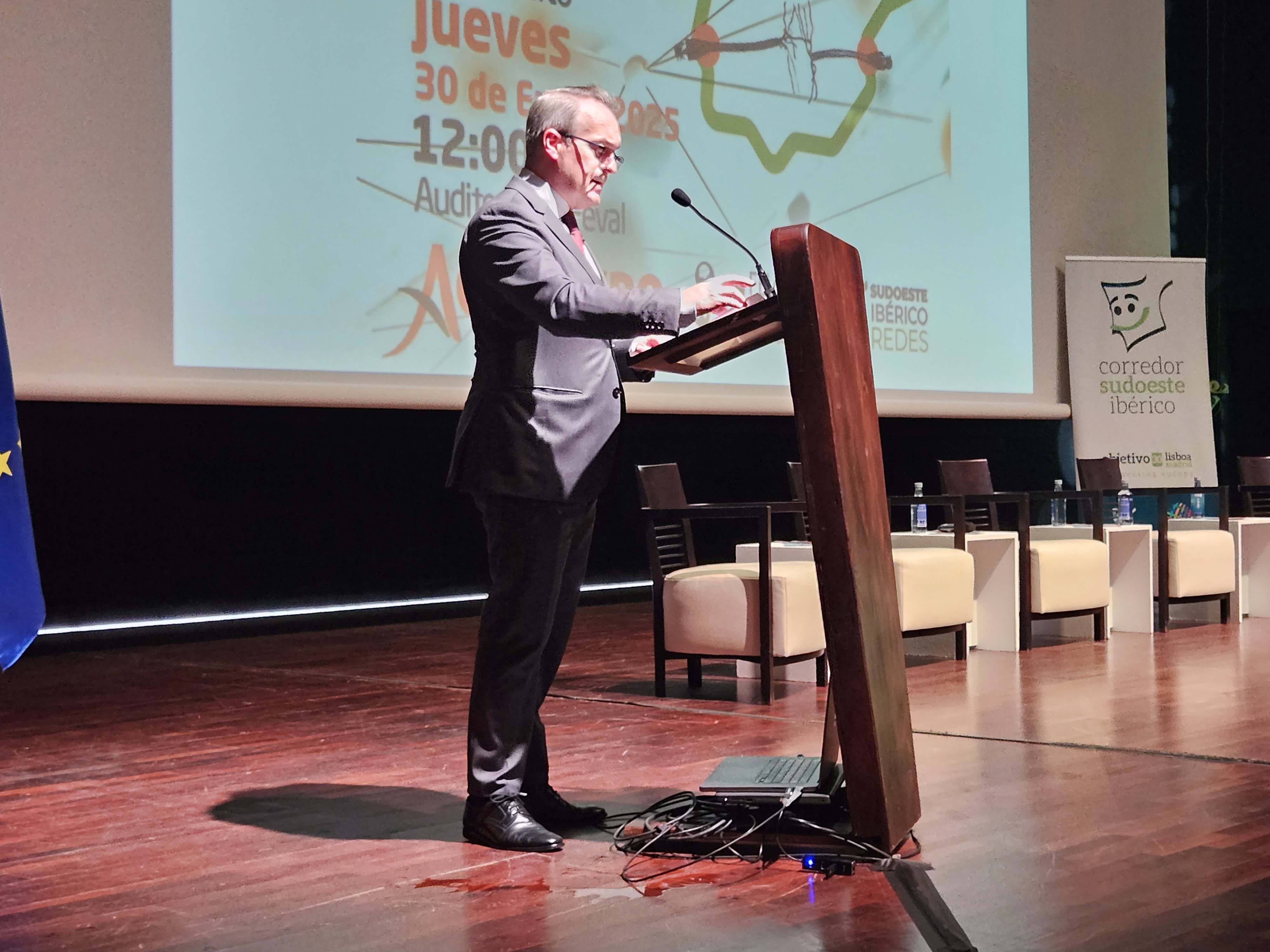 El consejero de Infraestructuras, Transporte y Vivienda, Manuel Martín Castizo