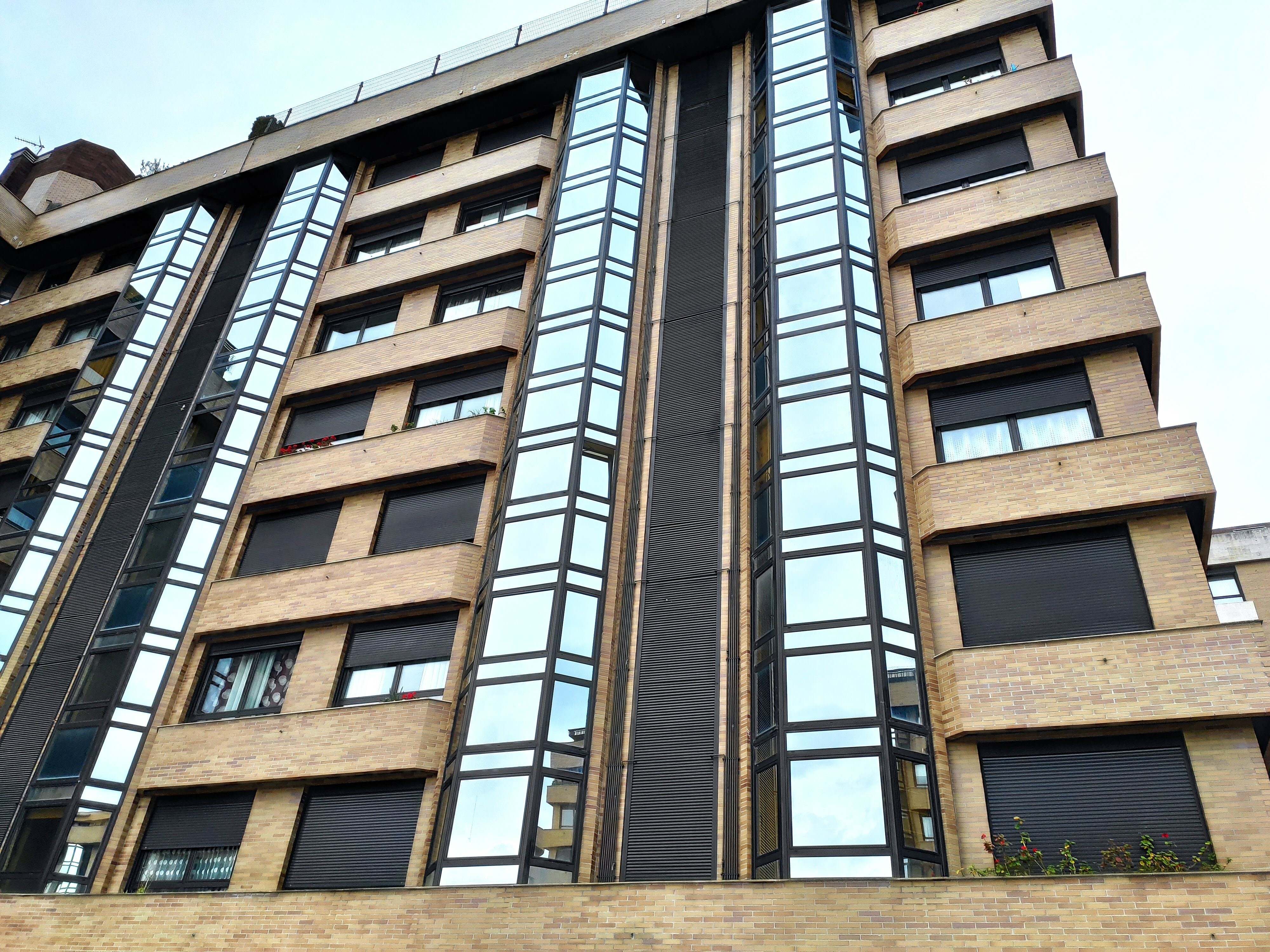 Imagen de recurso de la fachada de un edificio de viviendas.