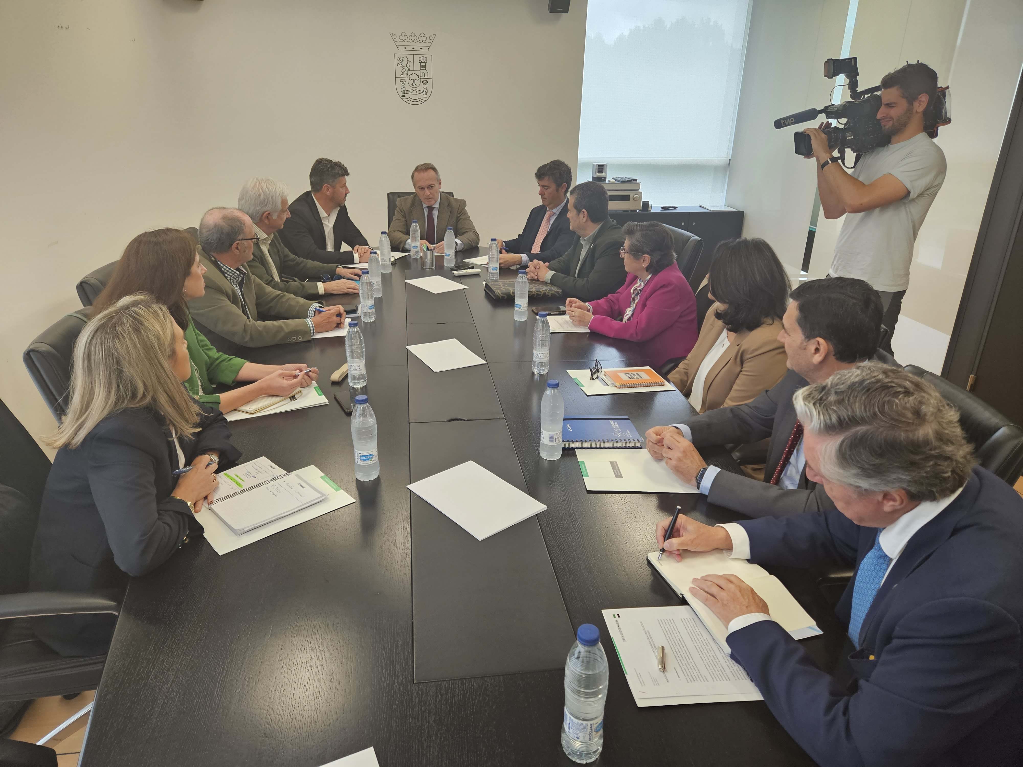 El consejero de Infraestructuras, Transporte y Vivienda, Manuel Martín Castizo, ha presidido este viernes la Mesa Técnica de Expertos para las Infraestructuras en Extremadura
