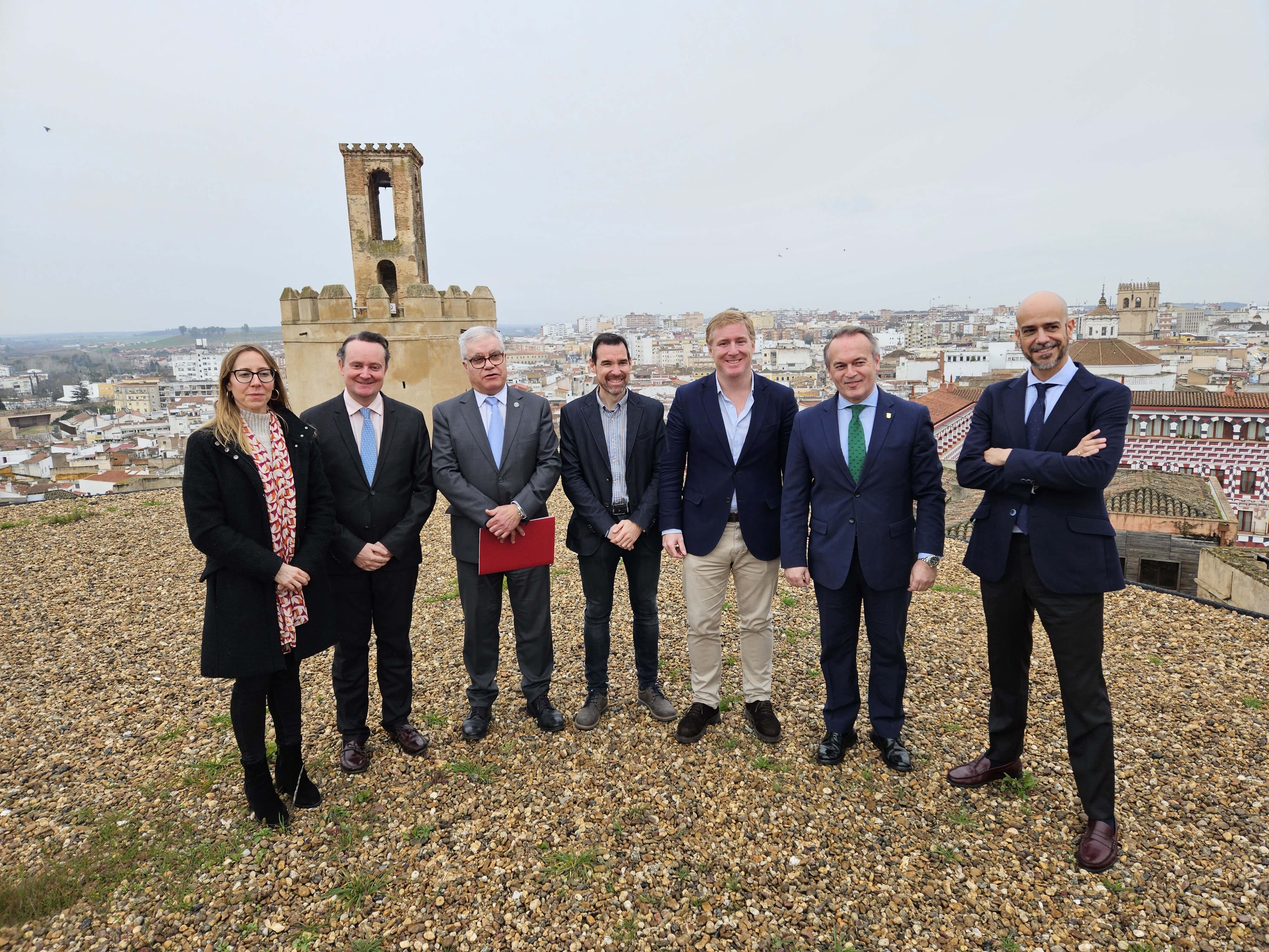 El consejero de Infraestructuras, Transporte y Vivienda, Manuel Martín Castizo, junto al alcalde de Badajoz, Ignacio Grajera