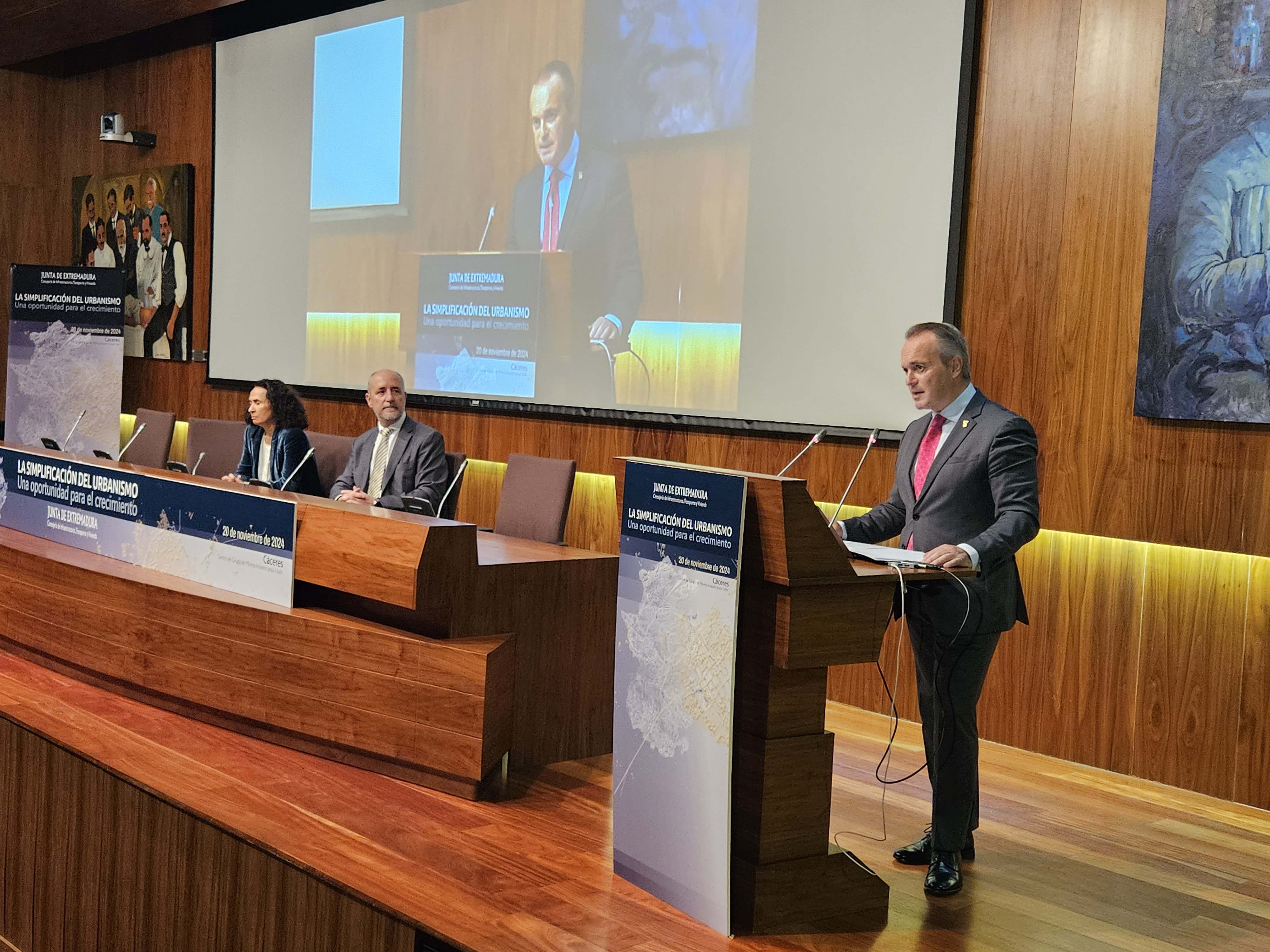 El consejero de Infraestructuras, Transporte y Vivienda, Manuel Martín Castizo
