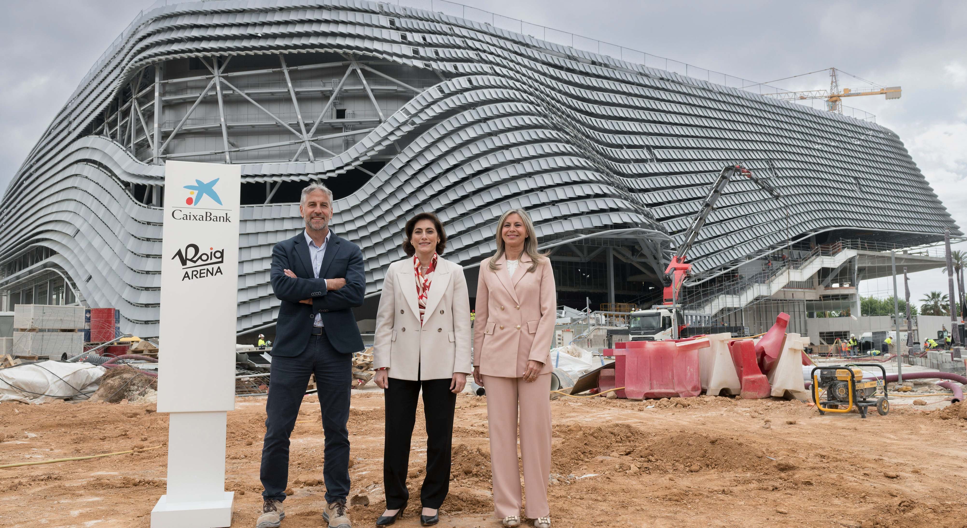 Responsables de CaixaBank y Roig Arena junto a las obras del recinto.
