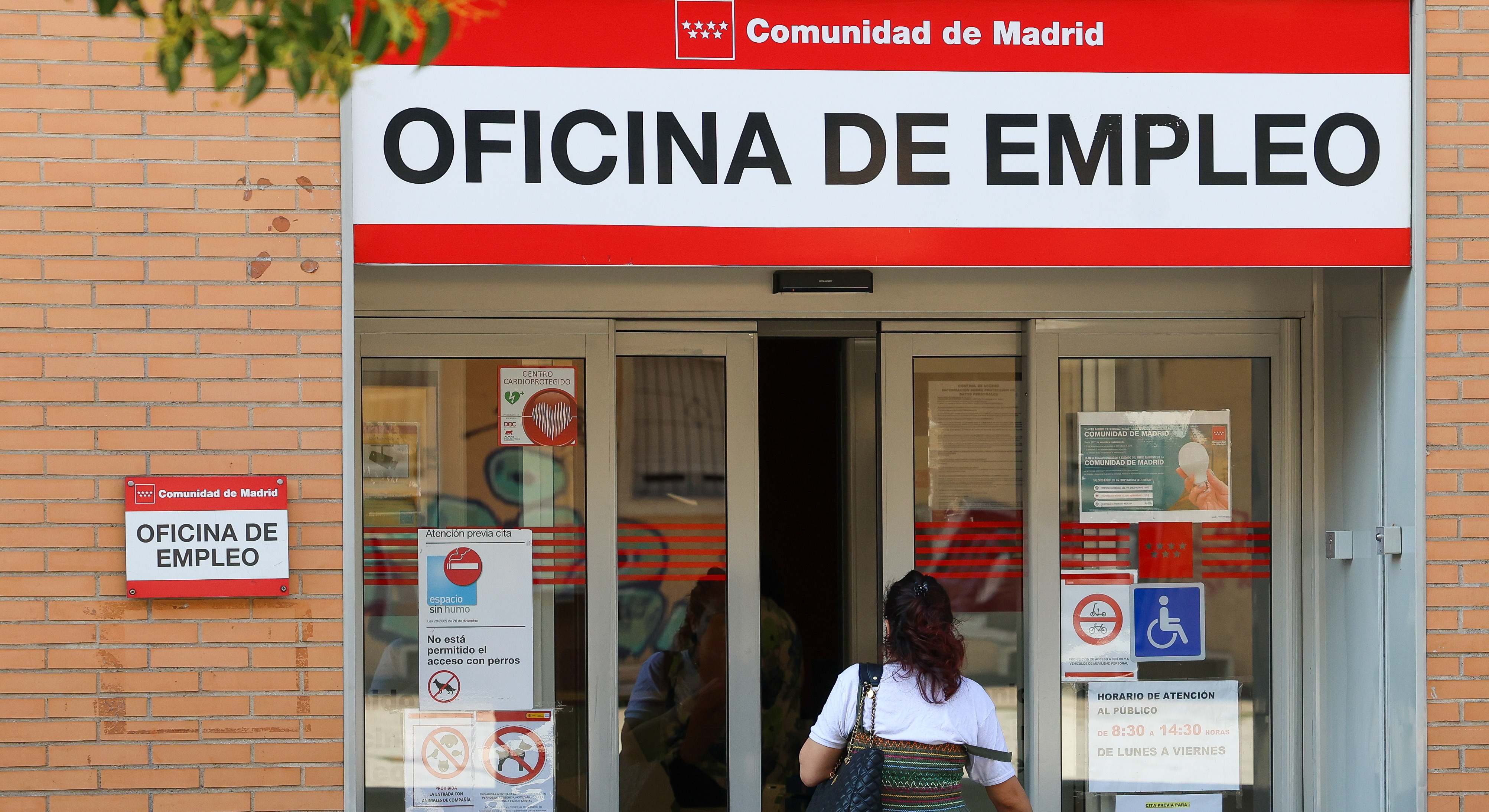 Una mujer entra en la Oficina de Empleo de la Comunidad de Madrid. / Foto: EP