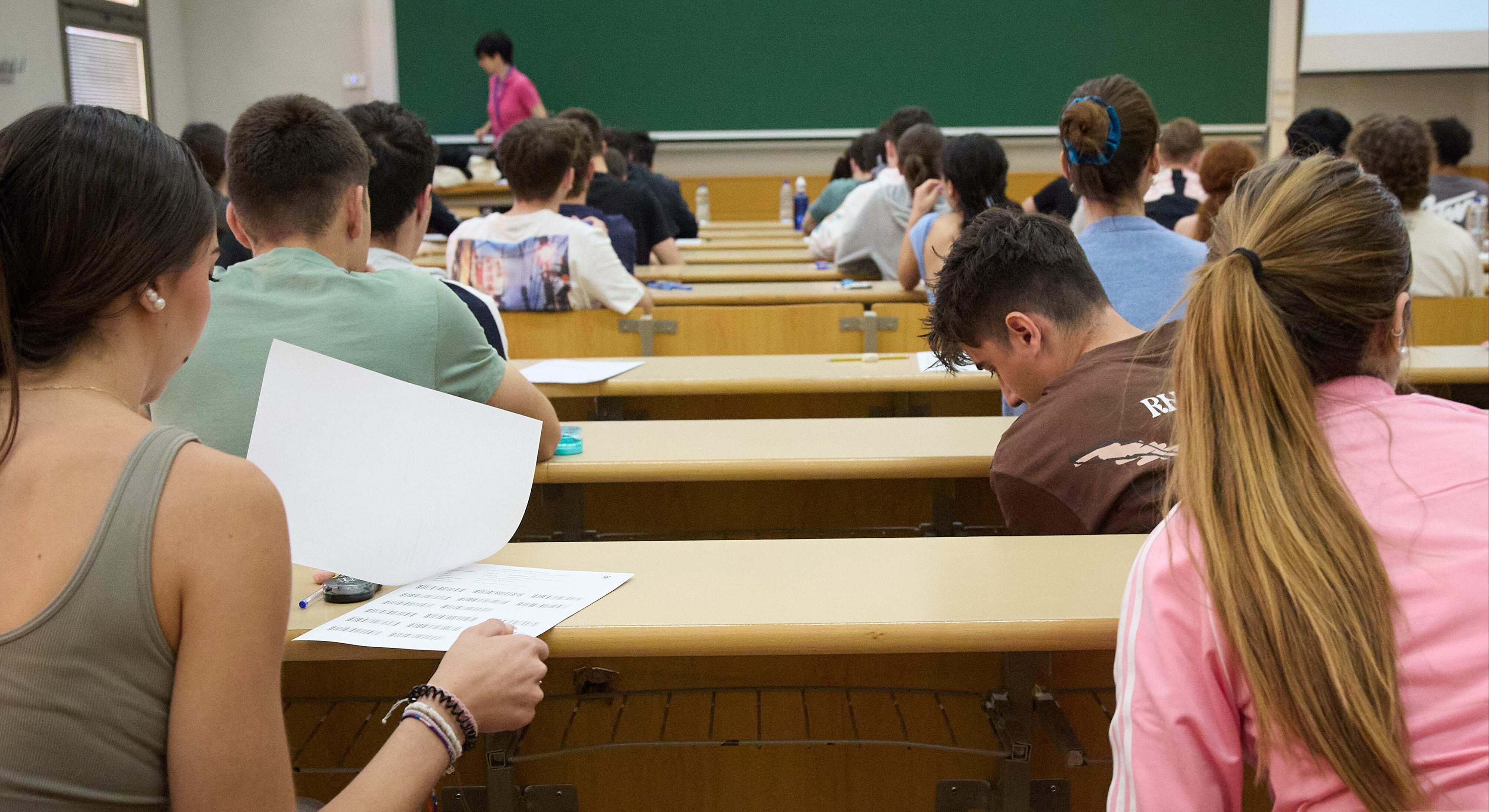 Los alumnos esperan para realizar el examen de Selectividad 2024. / Foto: EP
