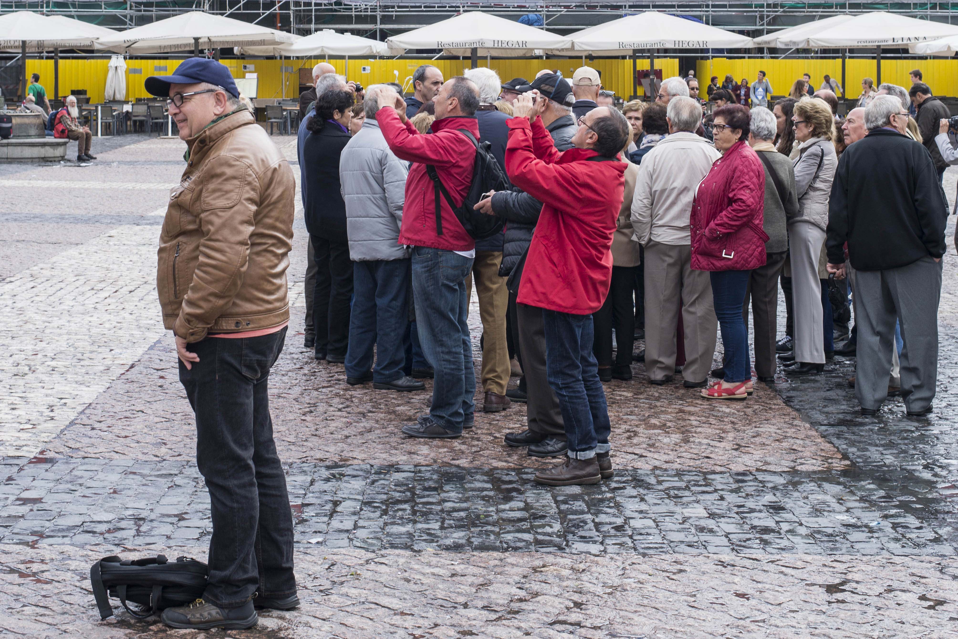 Turistas visitando la Plaza Mayor en Madrid