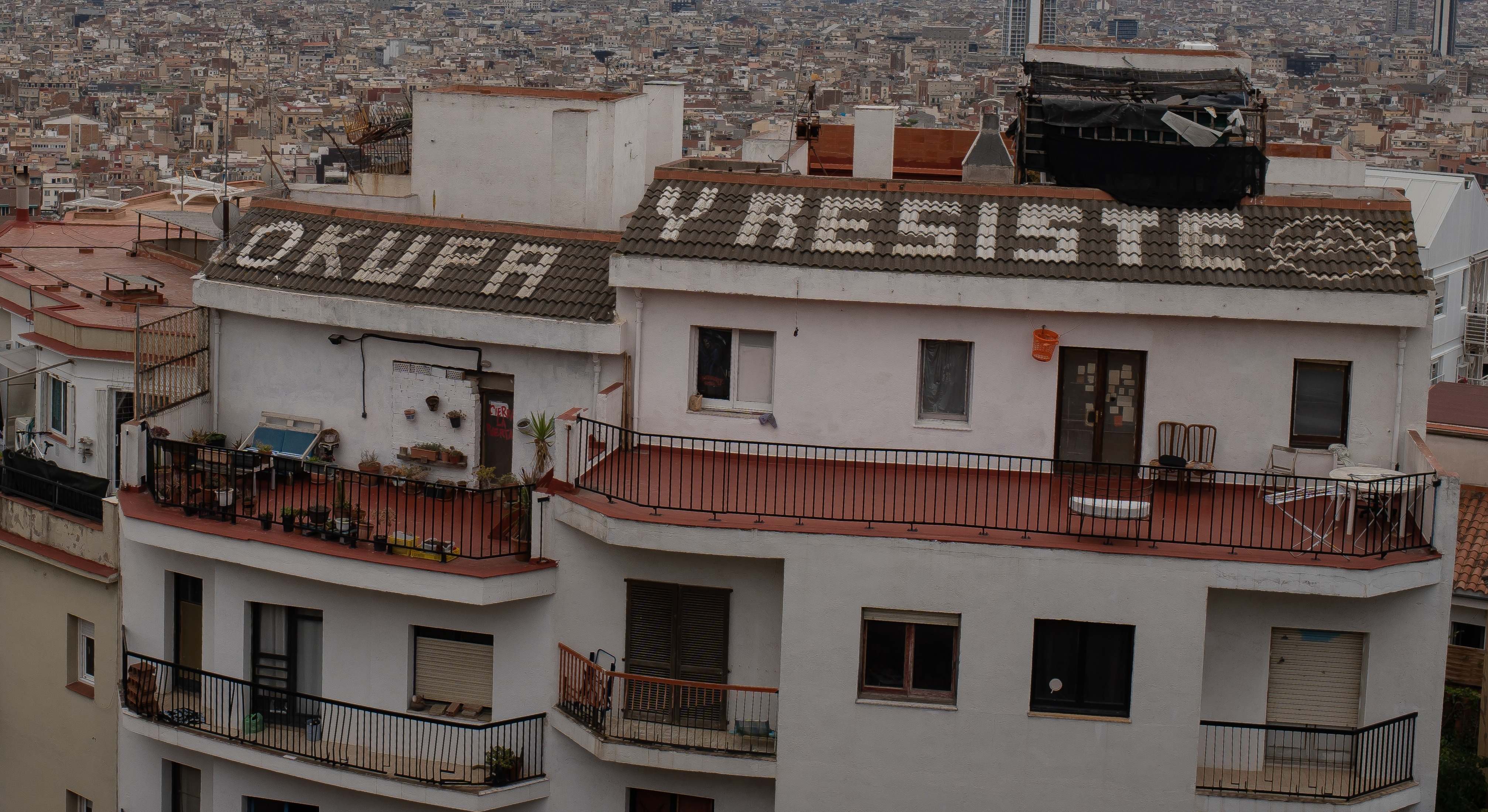 Imagen de archivo de un edificio 'okupado' en Barcelona