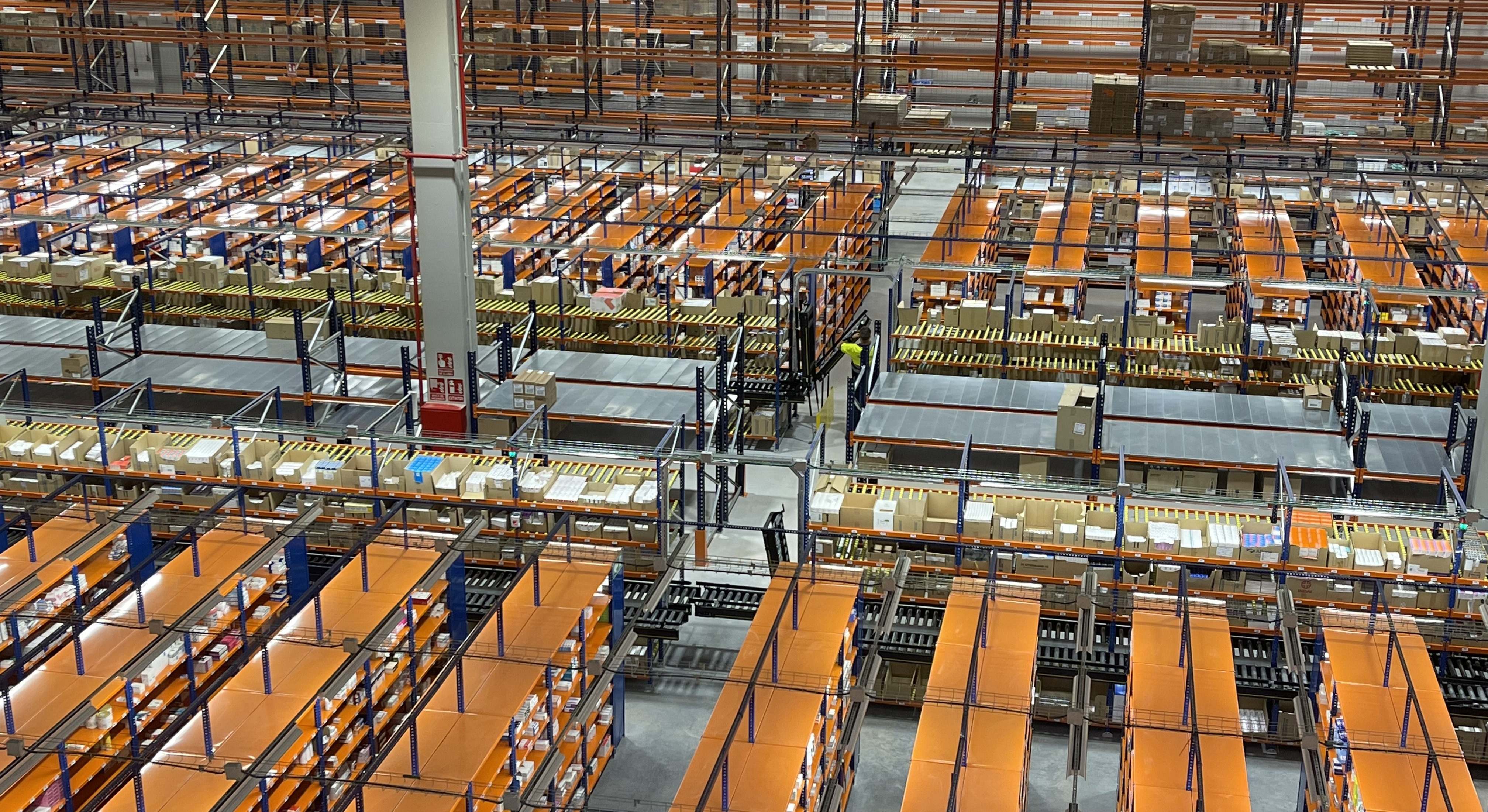 Interior de uno de los almacenes de Cofares