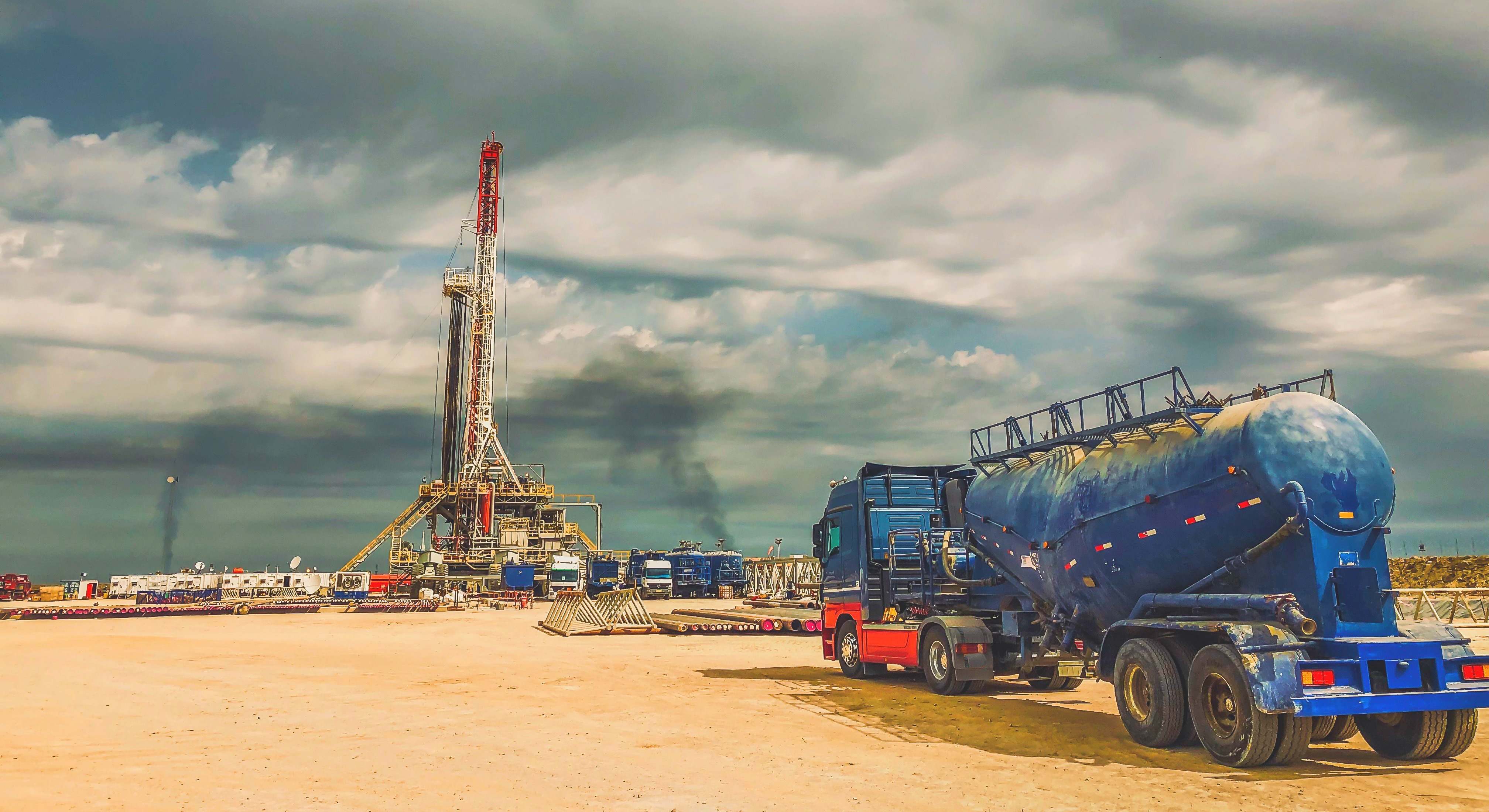 Petróleo torre perforación camión cisterna