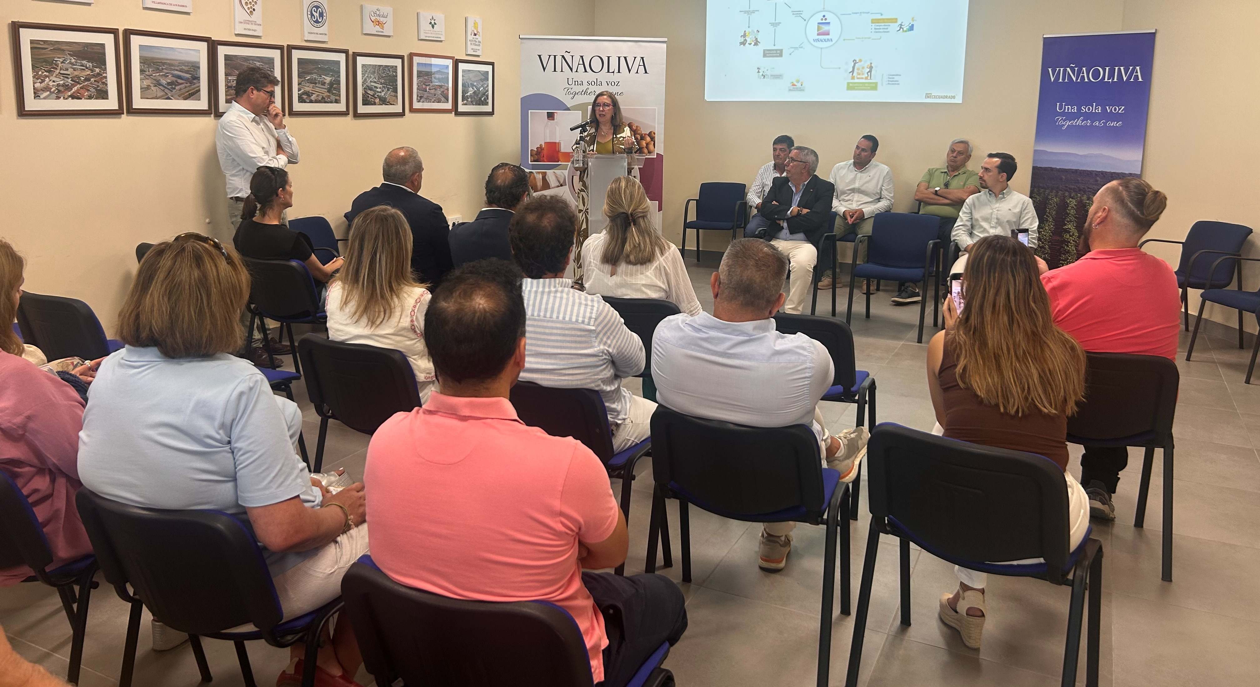 Mercedes Morán, consejera de Agricultura, inaugurando la UCE Viñaoliva