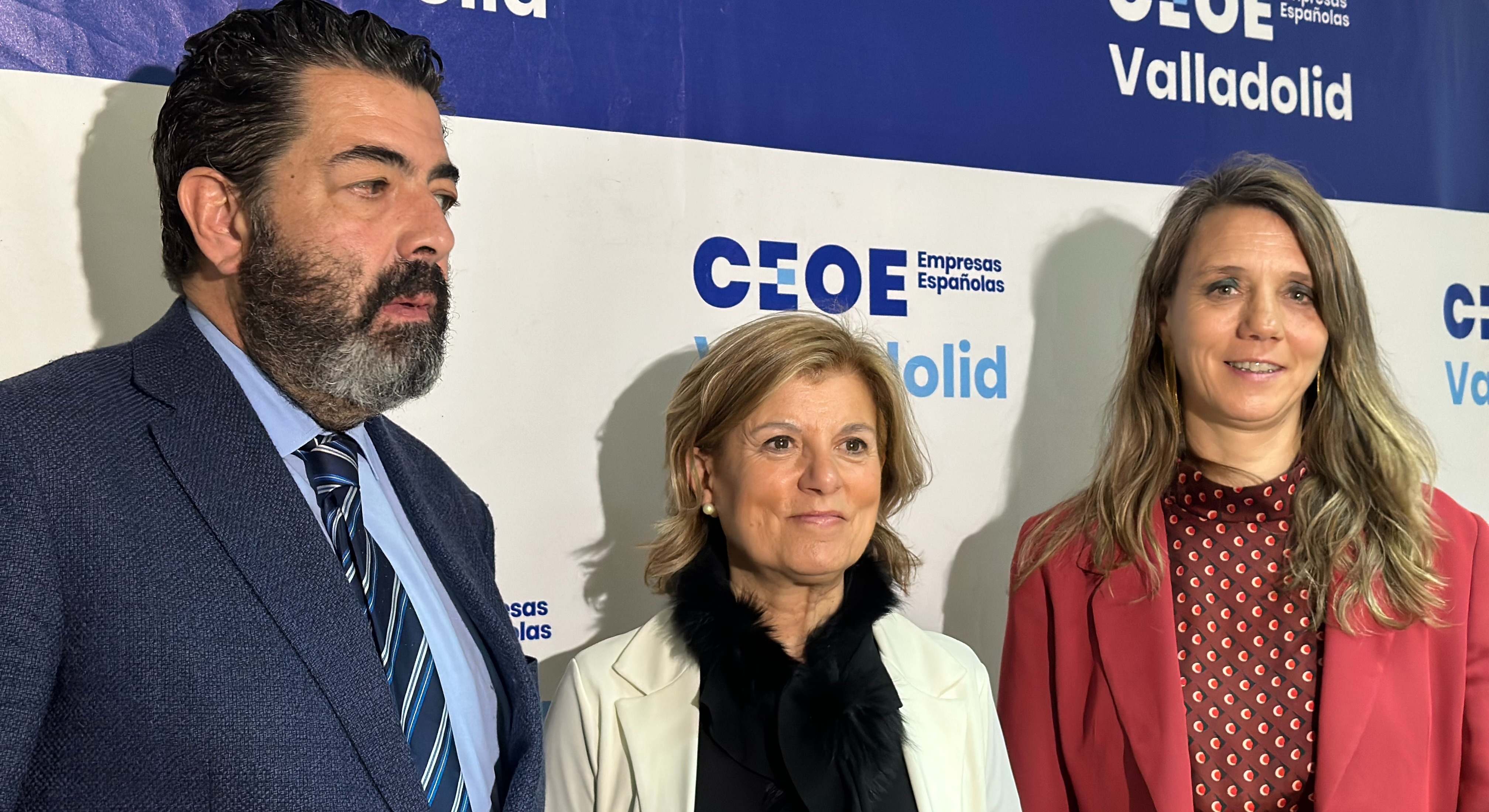 El concejal de Tráfico y Movilidad, Alberto Gutiérrez; la presidenta de Faconauto, Marta Blázquez, y la presidenta de la CEOE de Valladolid, Ángela de Miguel