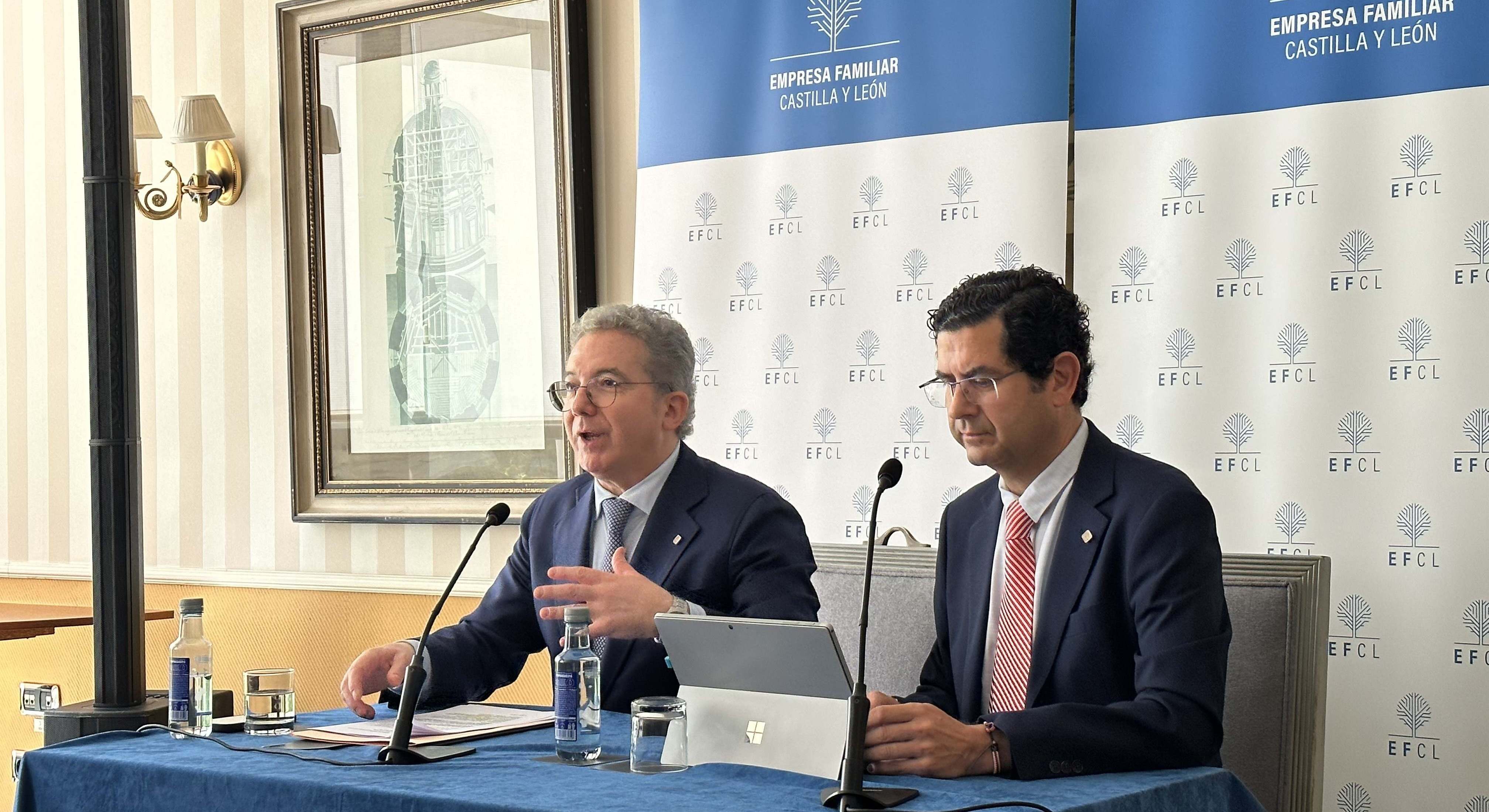 Pedro Palomo, a la izquierda, con el director de EFCL