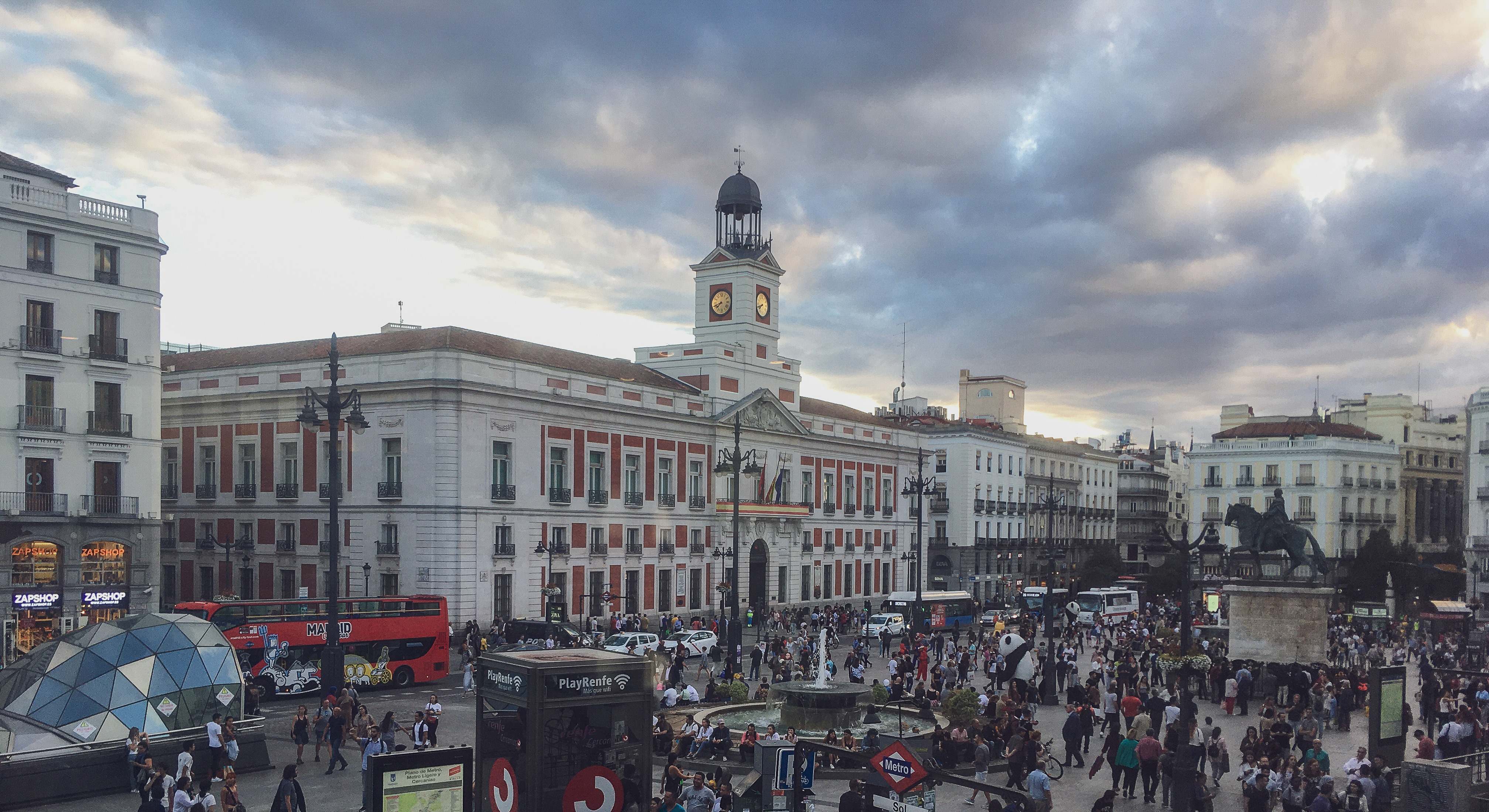 Cielo nuboso y tormenta en la Puerta del Sol de Madrid. / Foto: iStock