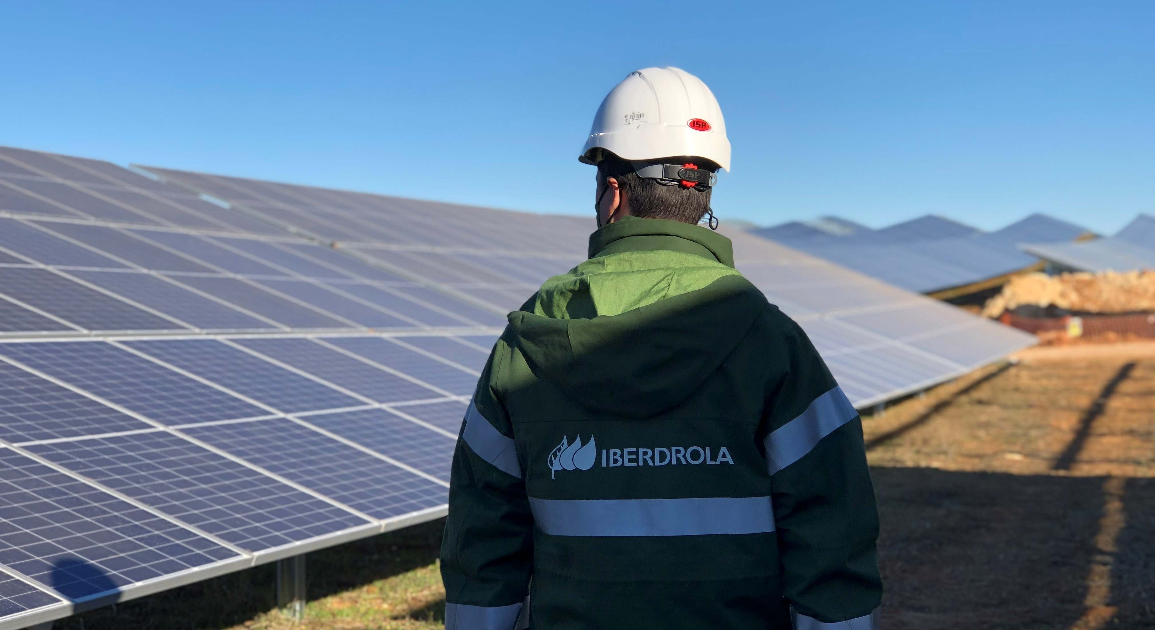 Un operario de Iberdrola supervisa una planta de paneles fotovoltaicos