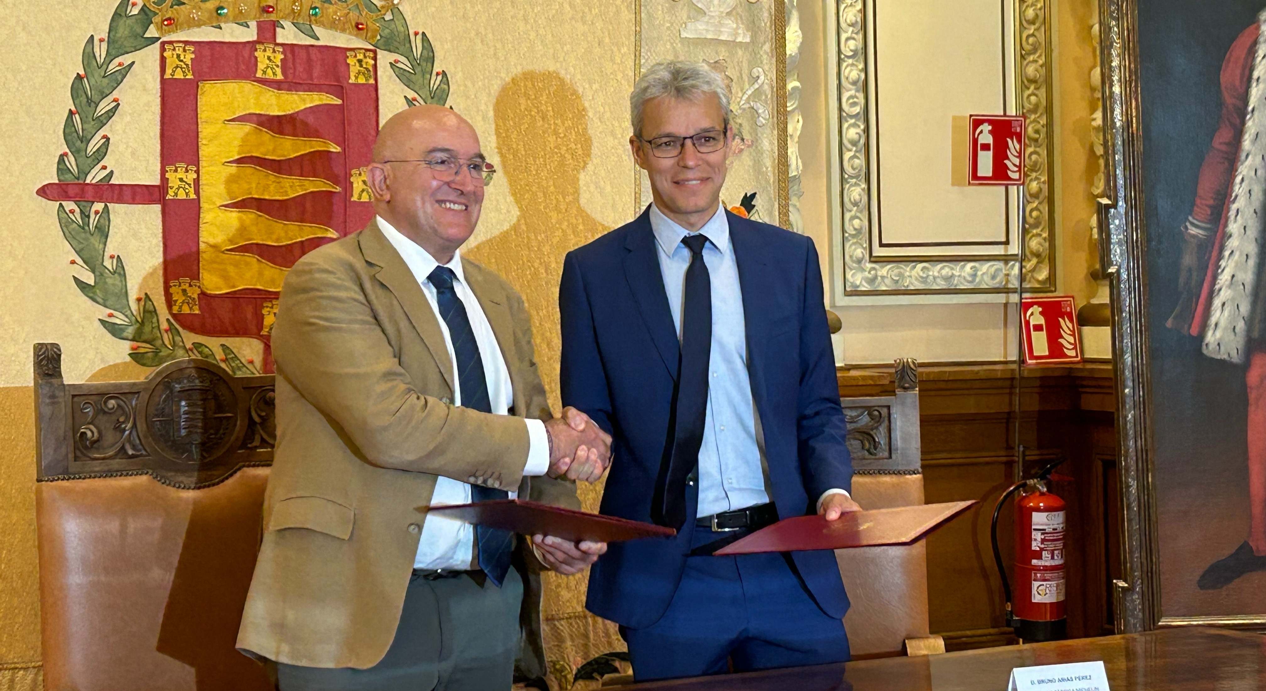 El alcalde de Valladolid, Jesús Julio Carnero, y el director de la factoría Michelin en Valladolid, Bruno Arias