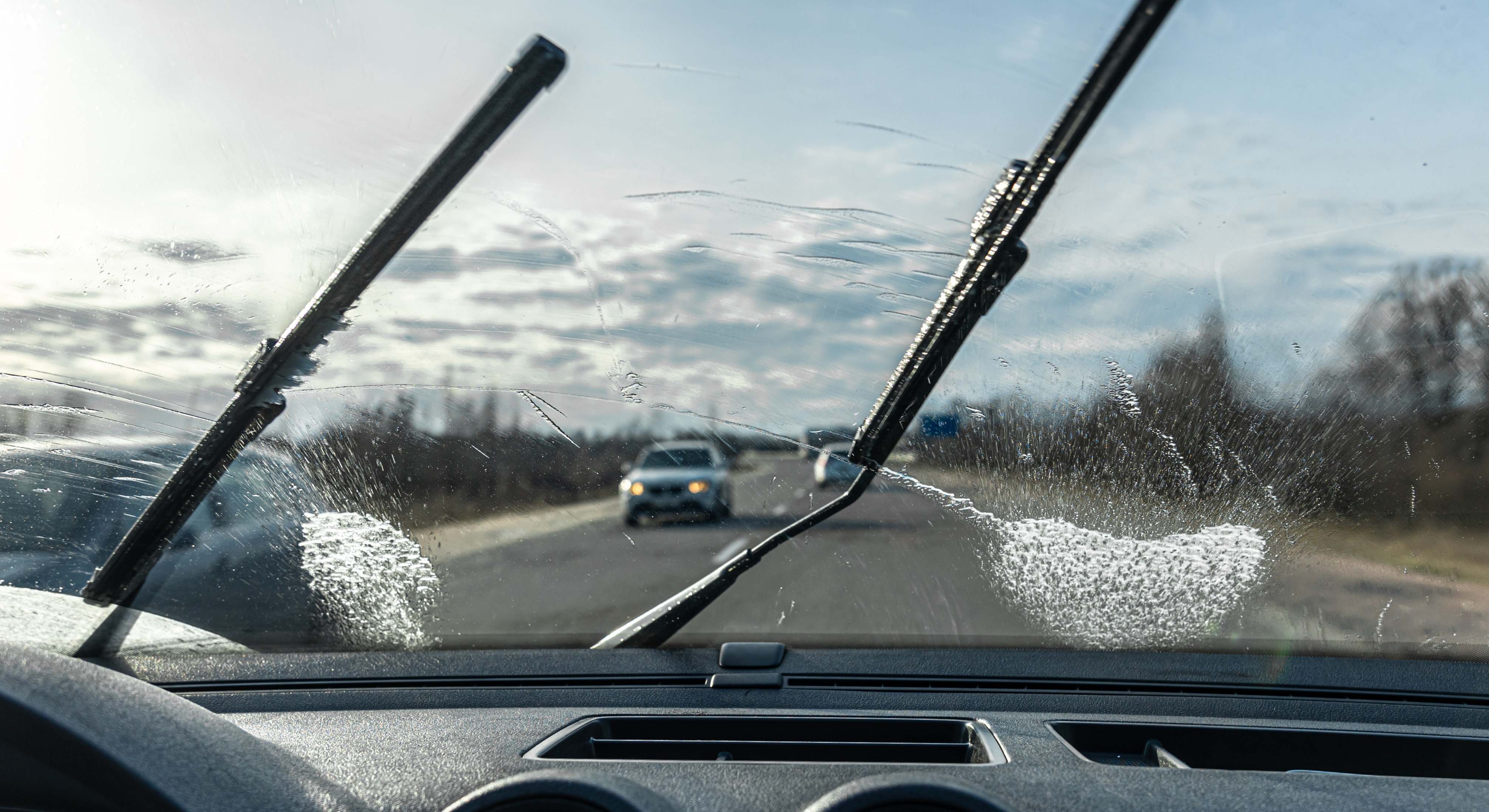 Limpiaparabrisas del coche en funcionamiento. / Foto: iStock