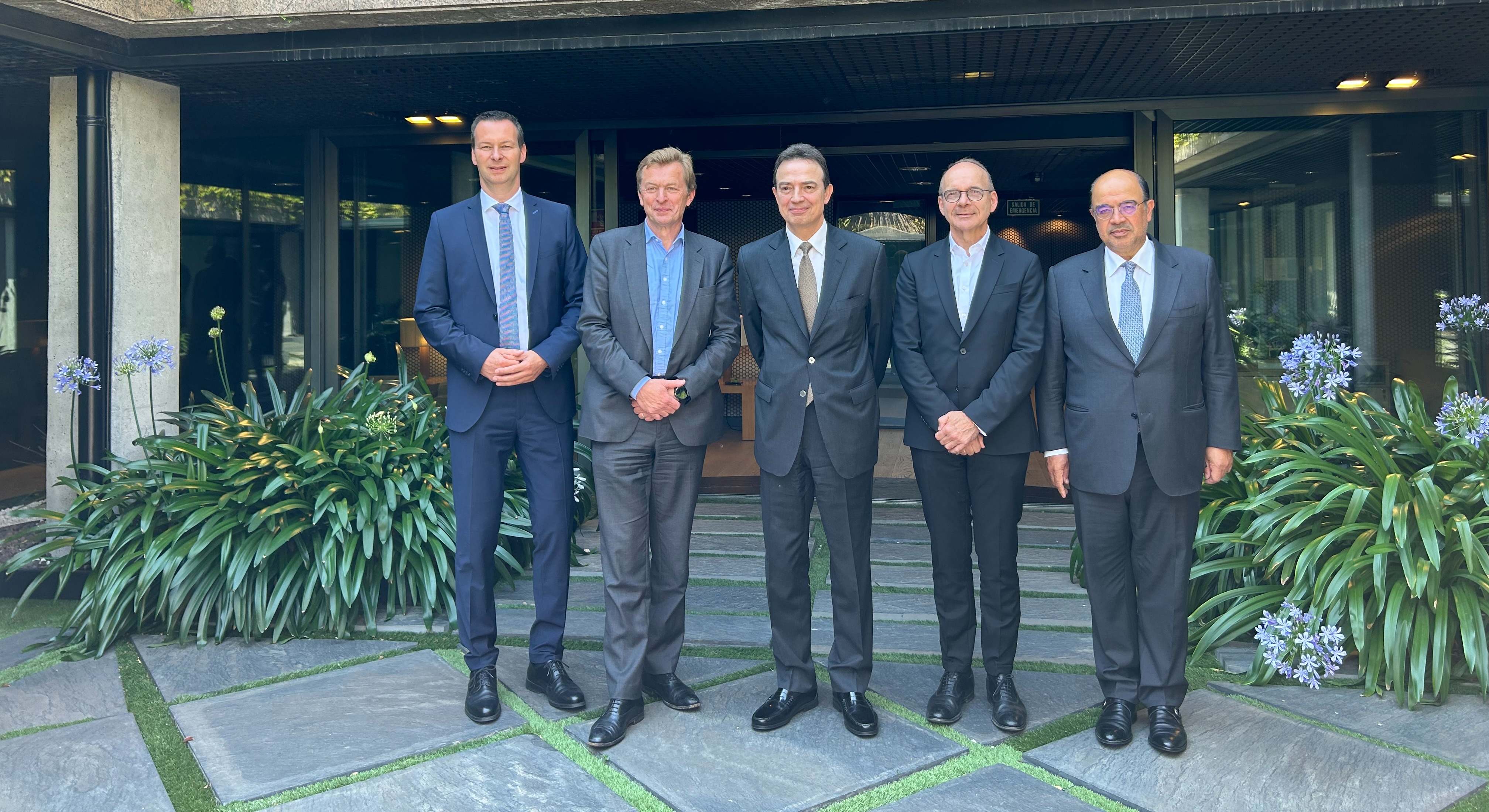 De izquierda a derecha, en la sede de Enagás: el miembro de la junta directiva y nuevo CEO de OGE a partir del 1 de julio, Thomas Hüwener; el CEO adjunto de GRTgaz, Pierre Duvieusart; el CEO de Enagás, Arturo Gonzalo; el CEO de Teréga, Dominique Mockly; y