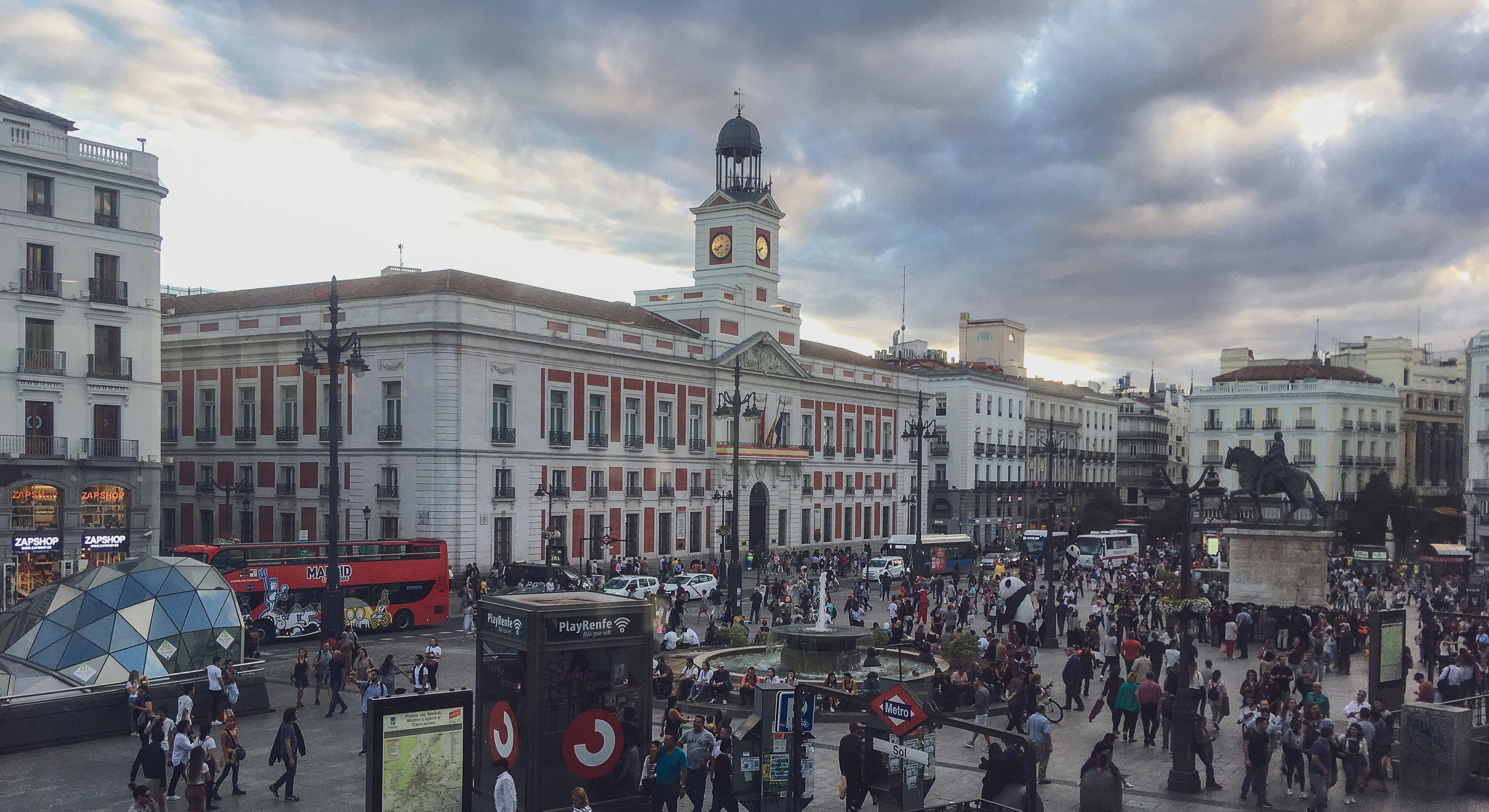 Cielo nuboso y tormenta en la Puerta del Sol de Madrid. / Foto: iStock