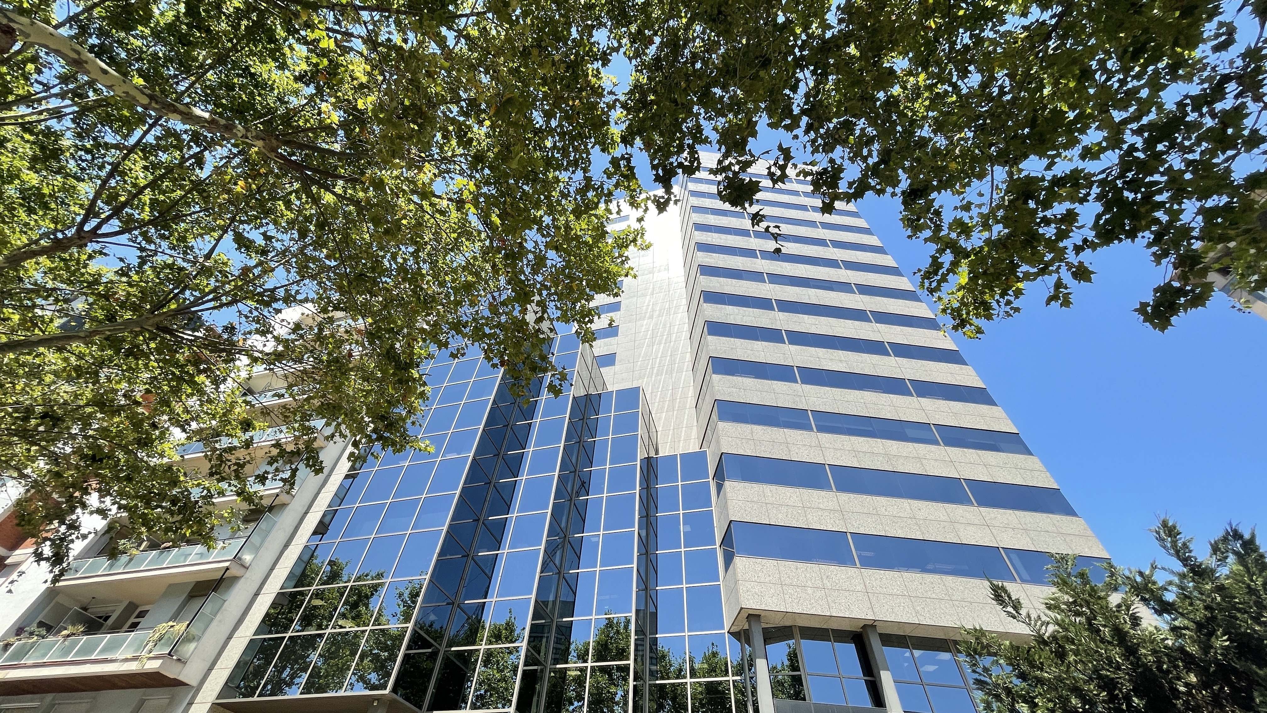 Fachada del edificio donde se hallan las nuevas oficinas de Ingerop T3. EE