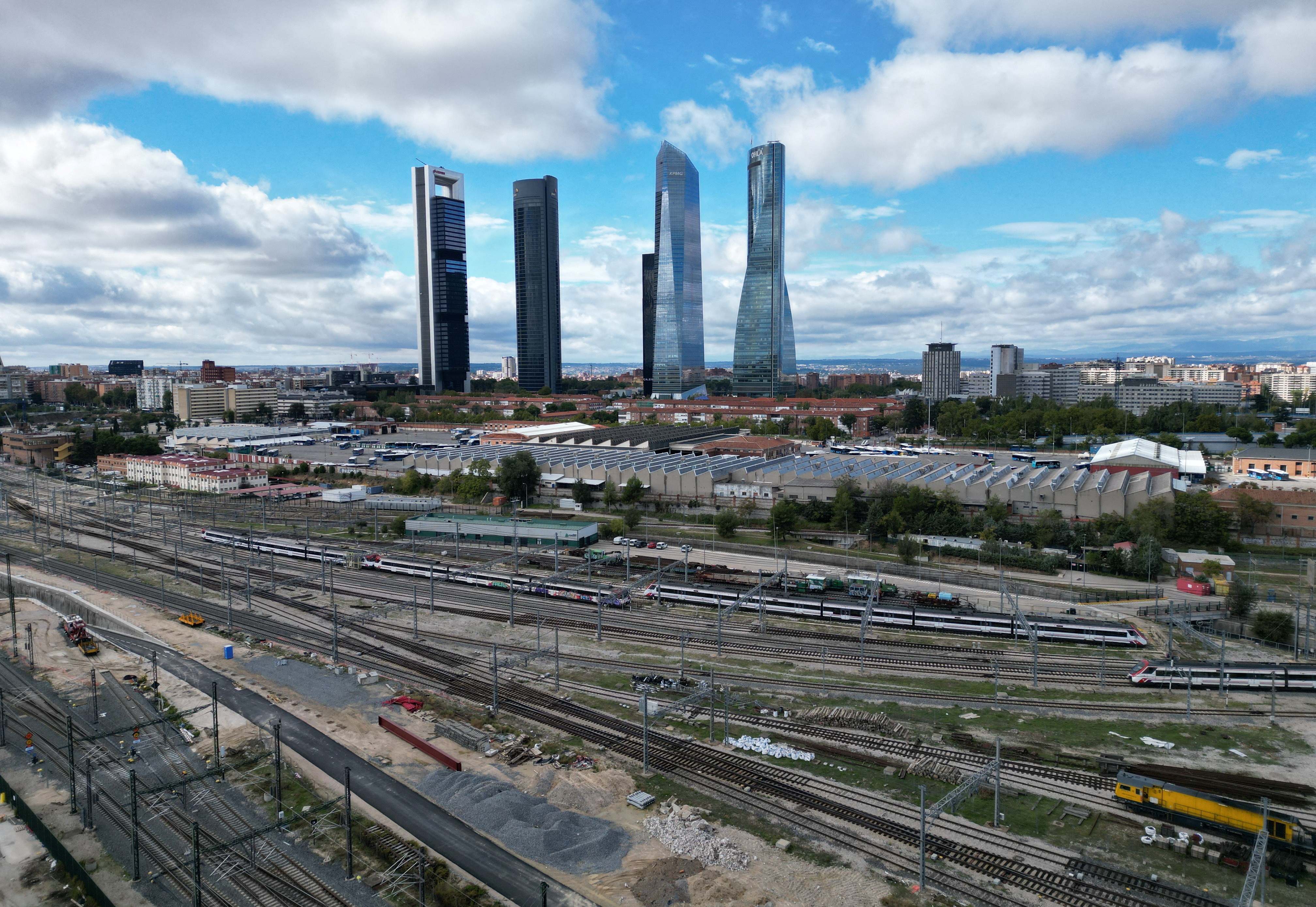 Vías ferroviarias de la estación de tren de Chamartín. ee