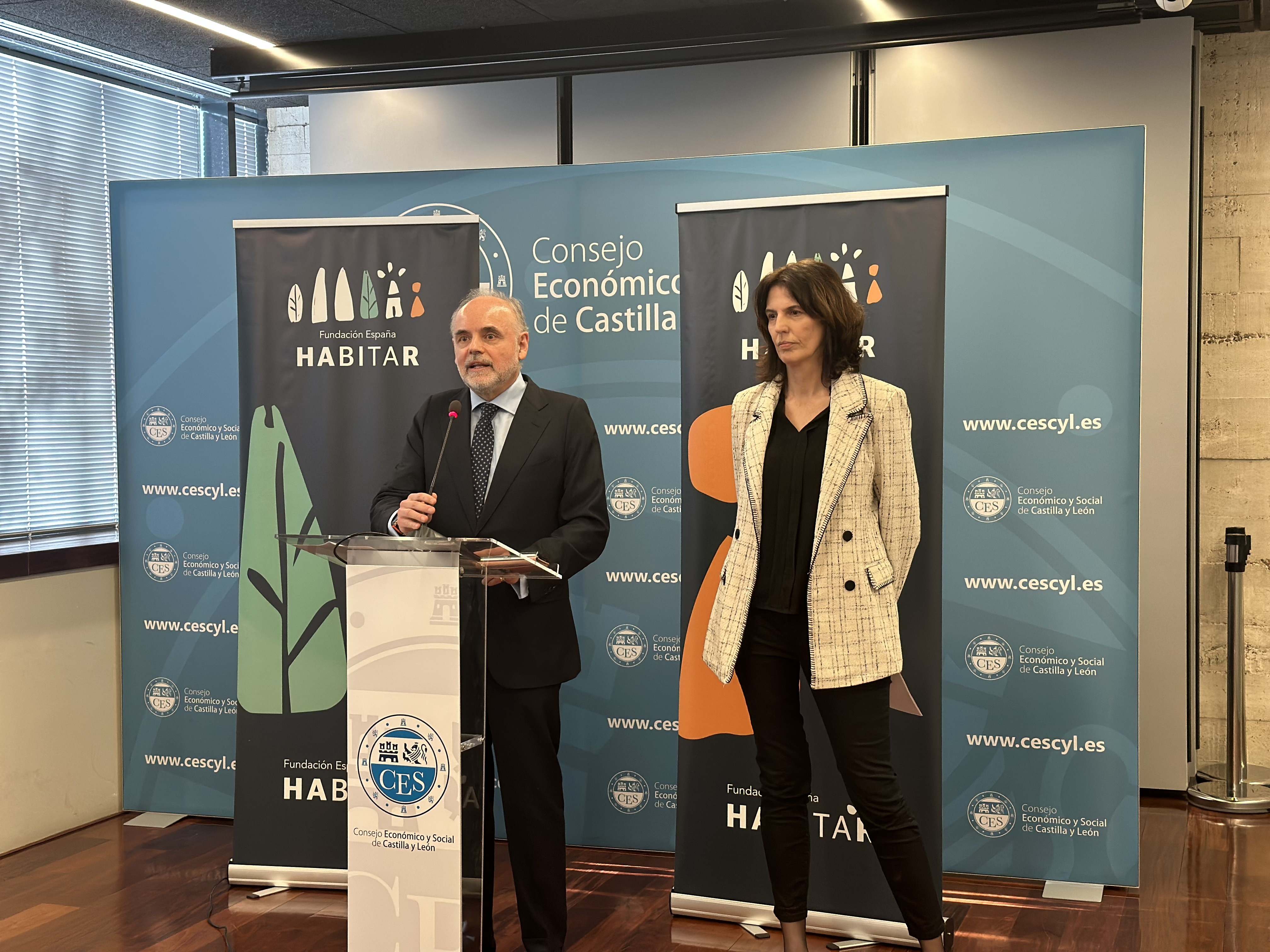 El secretario general de la Fundación España Habitar, J. Javier Sánchez, y la directora, Ana Alonso