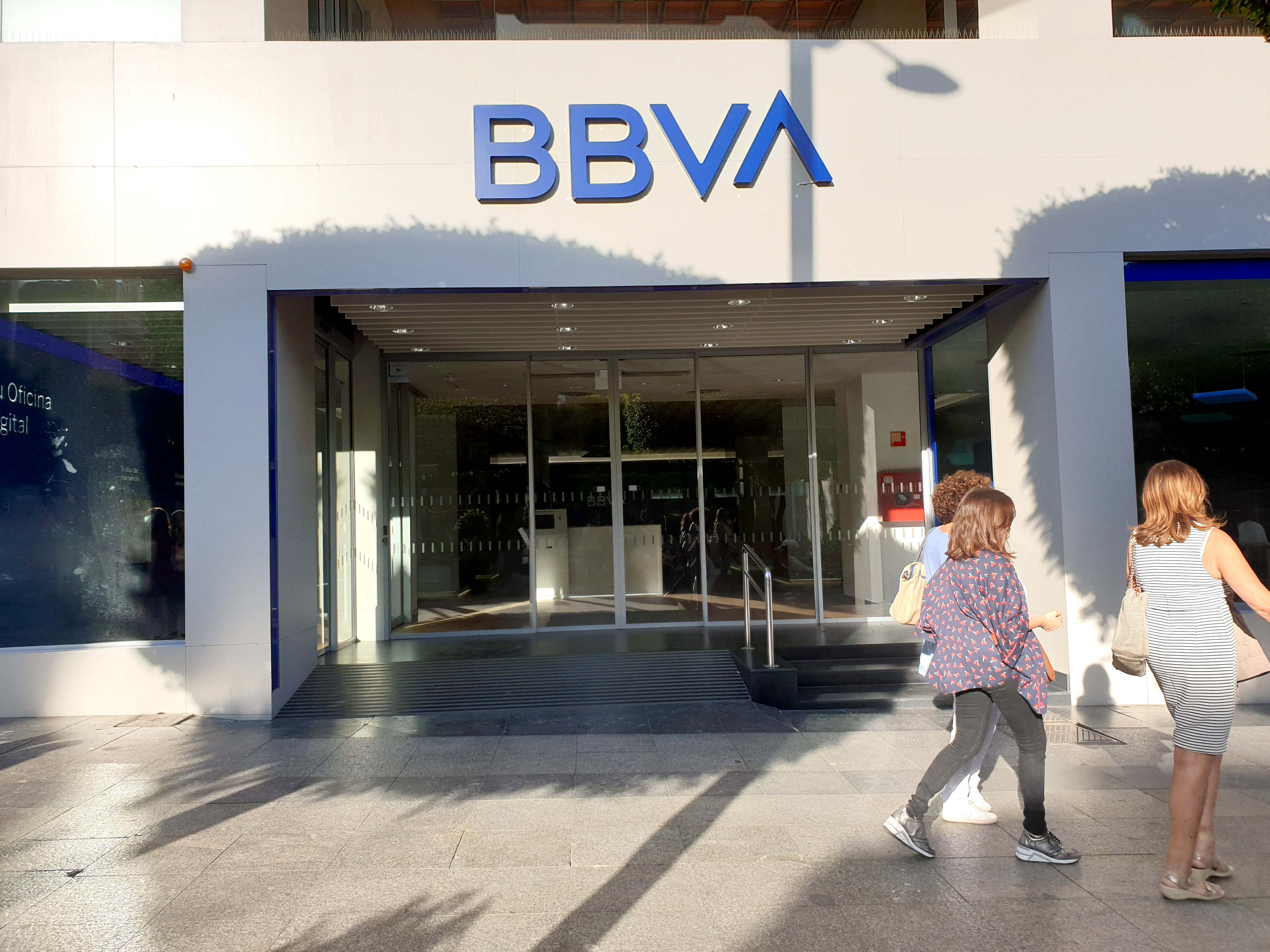 Vista exterior de una oficina de BBVA