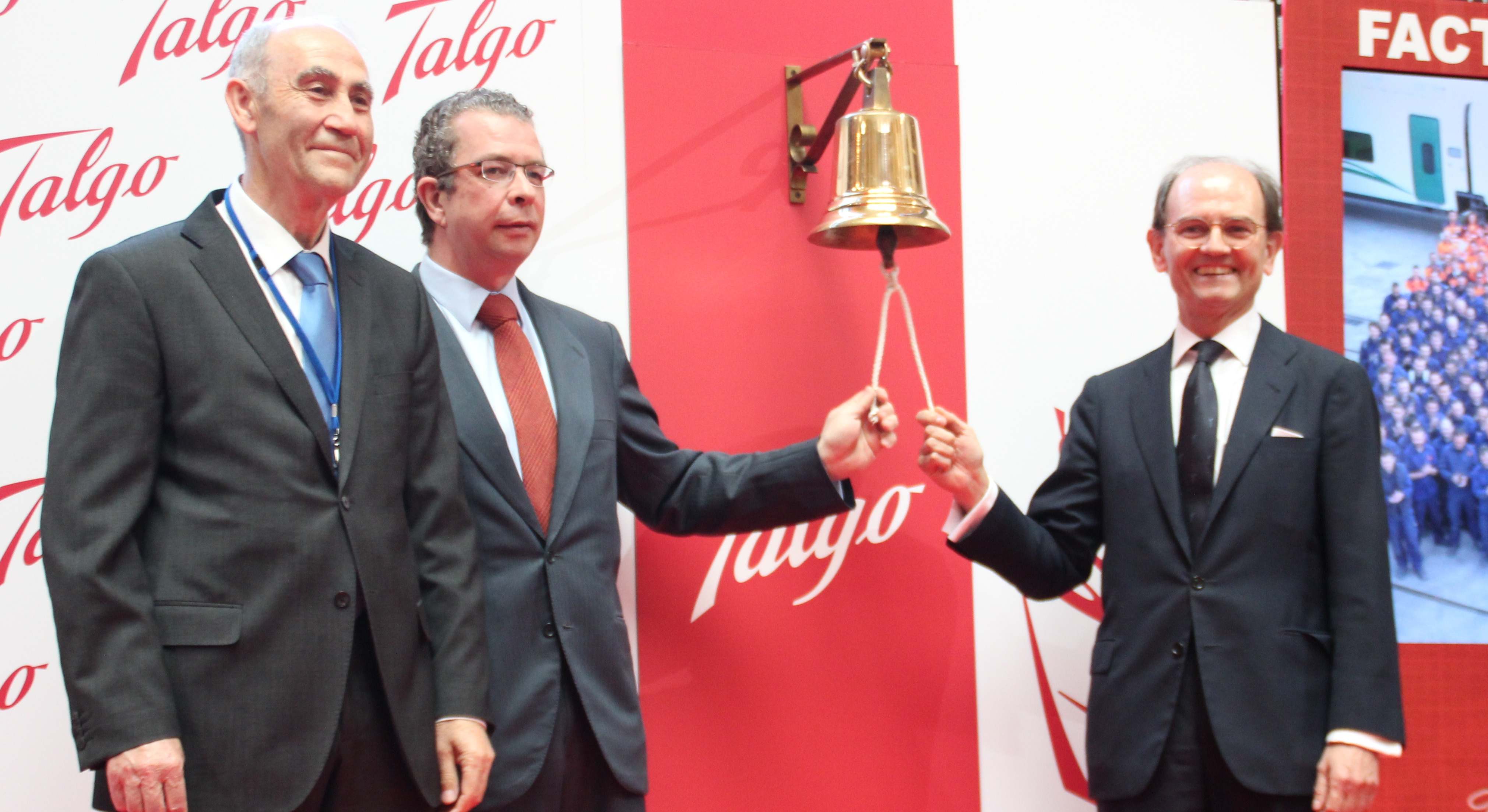 José María Oriol (centro) y Carlos Palacio Oriol (derecha), en la salida a bolsa de la compañía.
