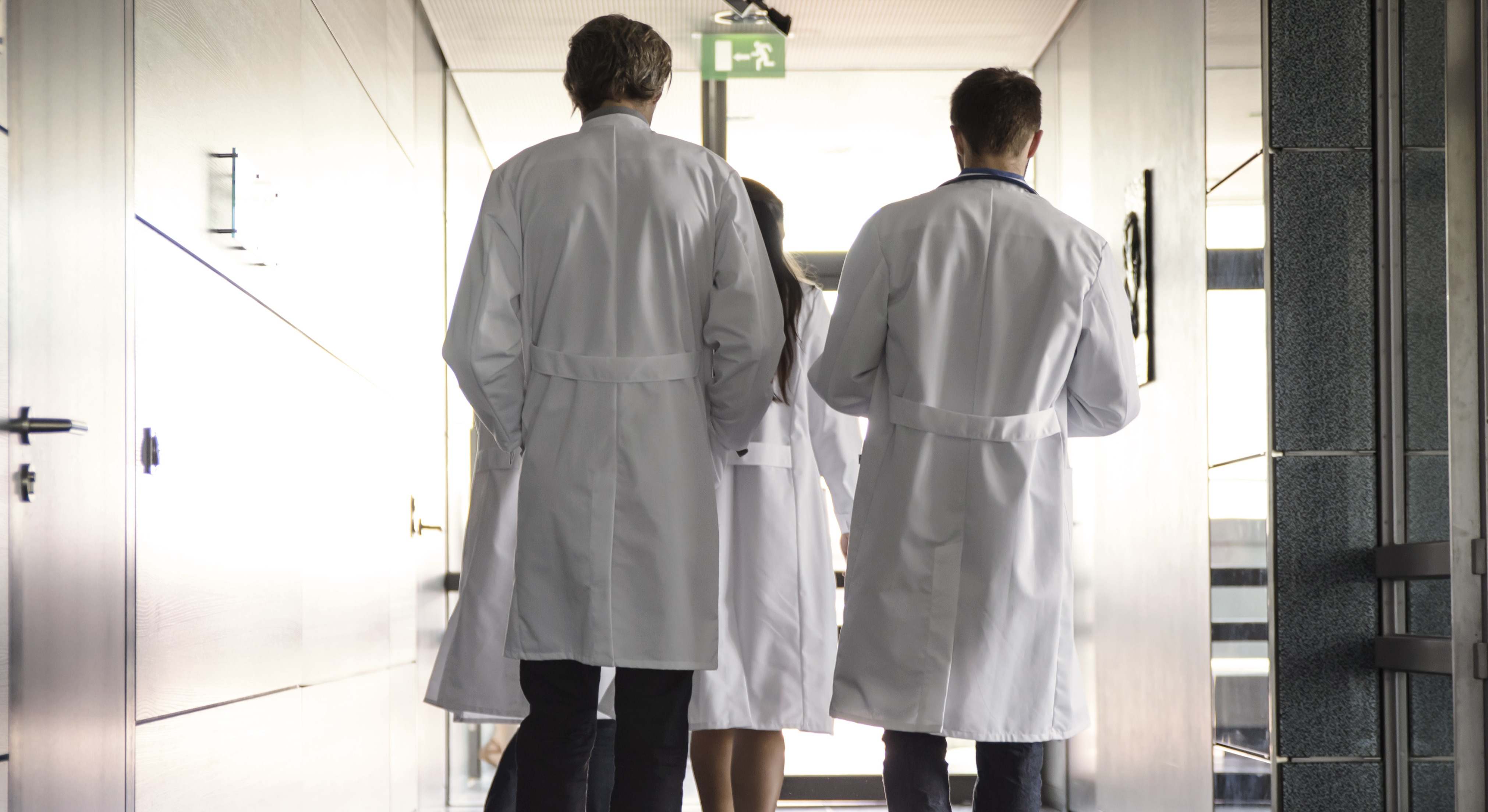 Médicos en los pasillos de un hospital