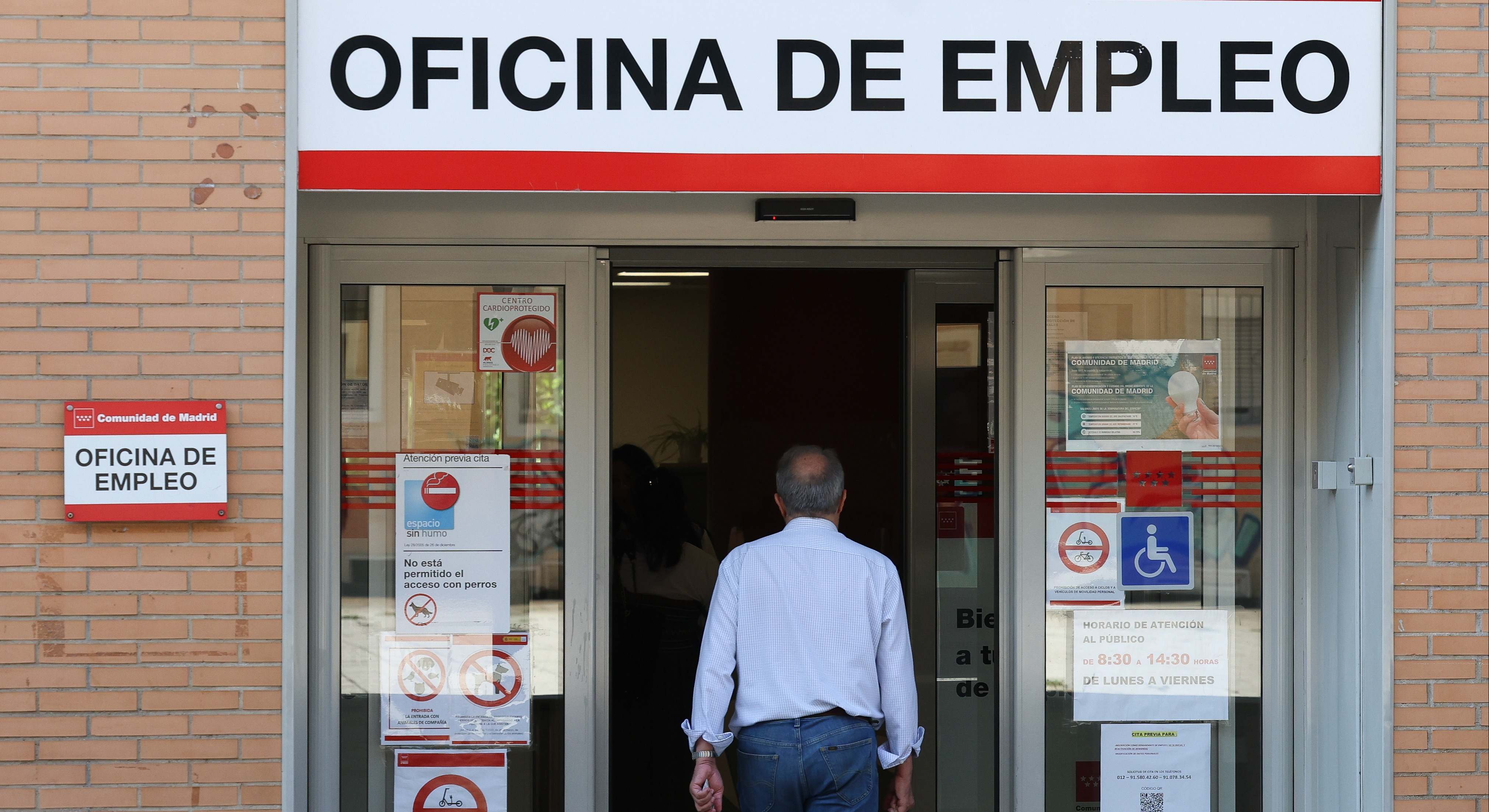 Un hombre entra a una oficina de empleo