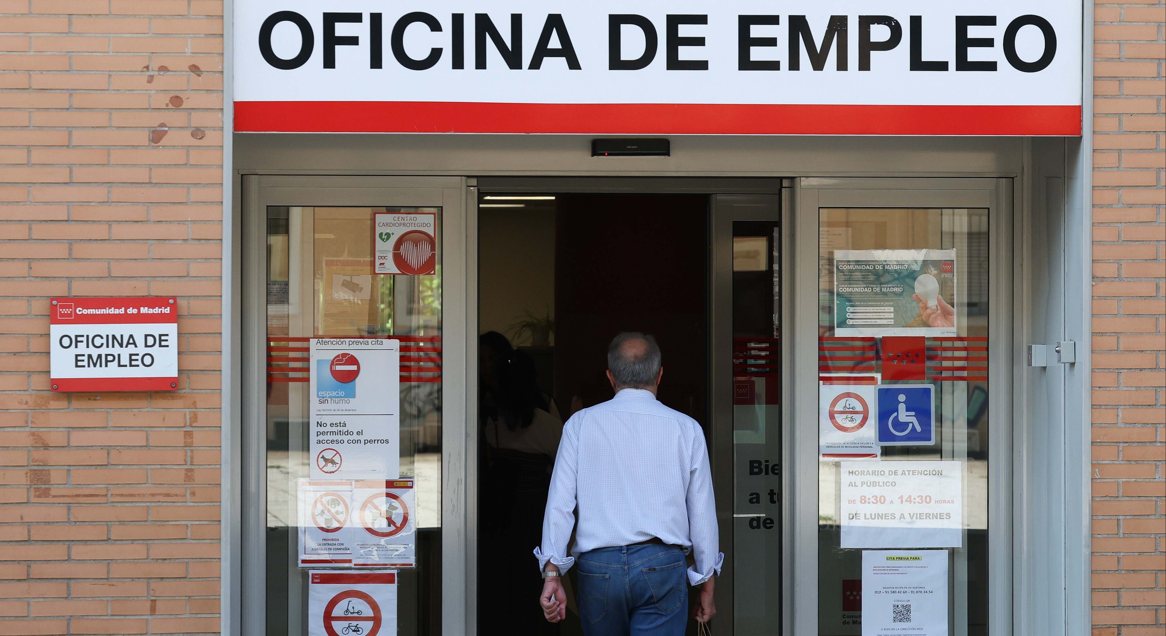 Una persona entra en una oficina del SEPE. Foto: EP.