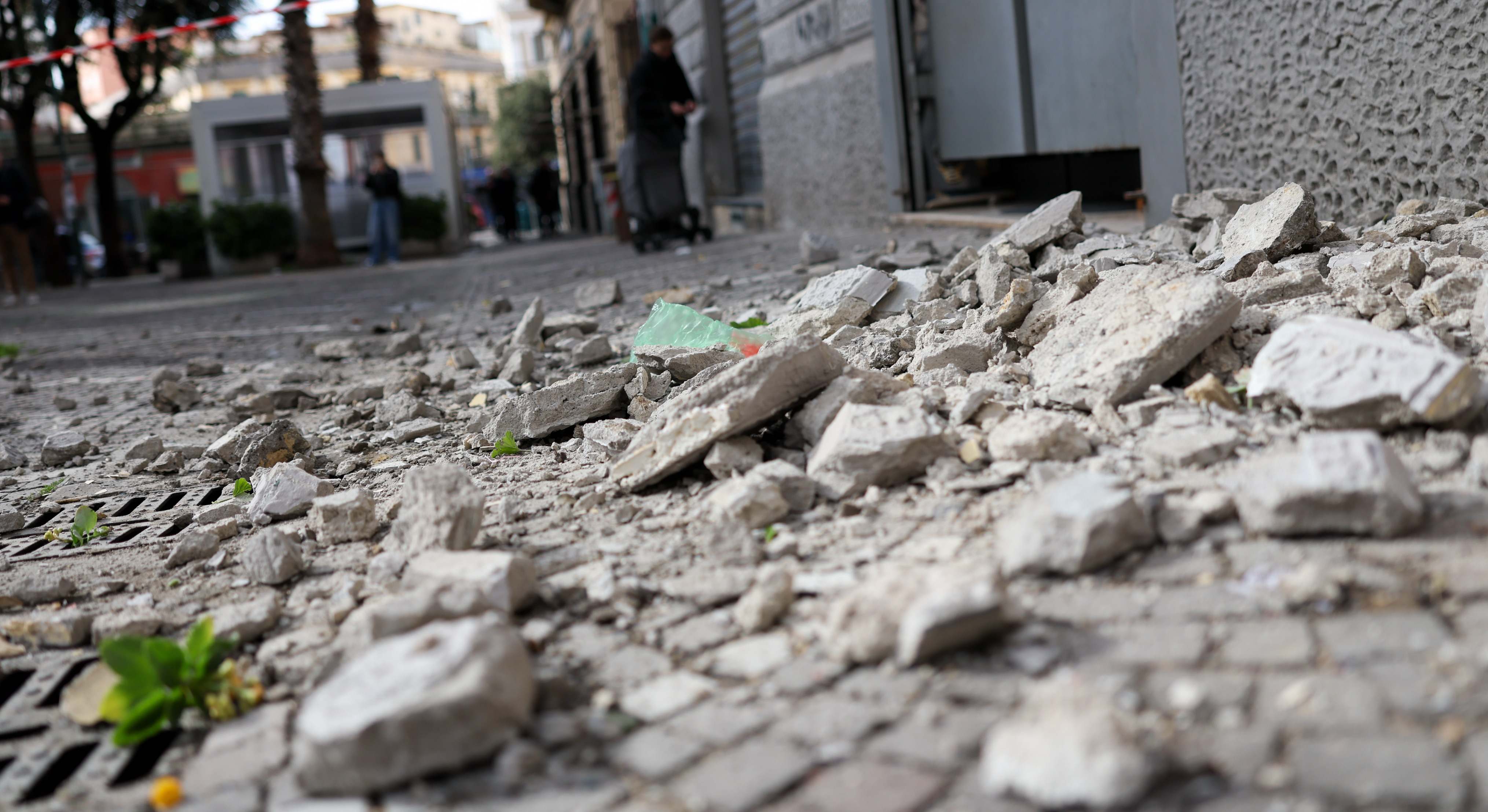 Escombros en una calle en Italia tras un terremoto