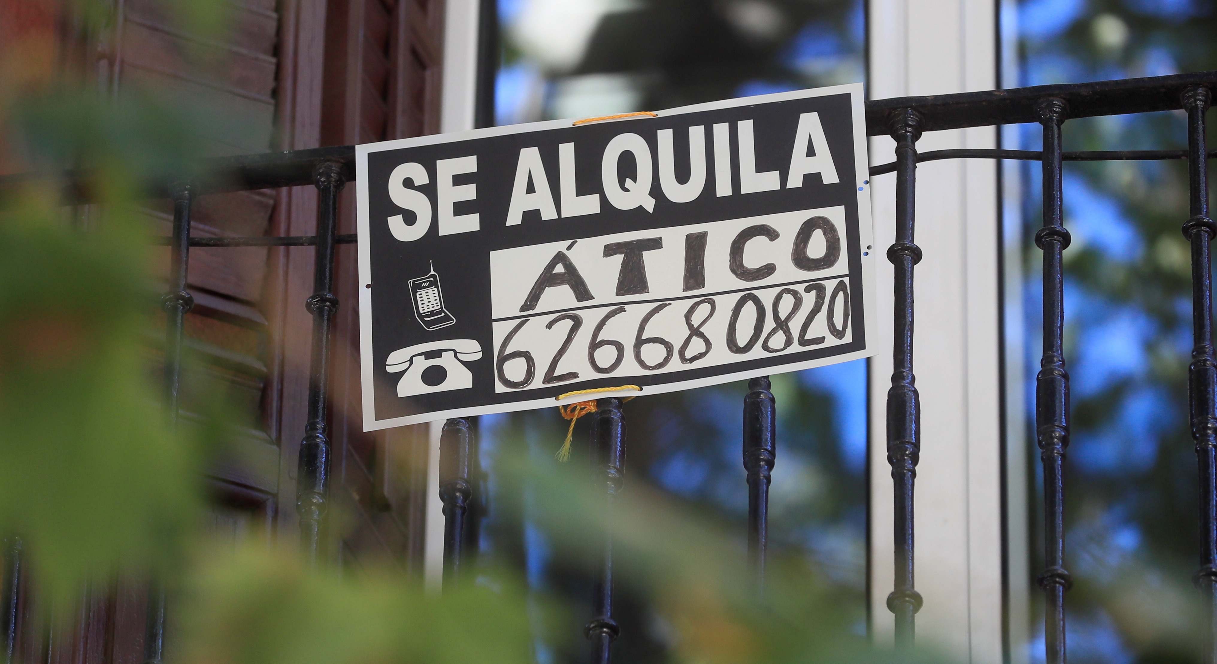 Cartel de 'se alquila'. Foto: Efe