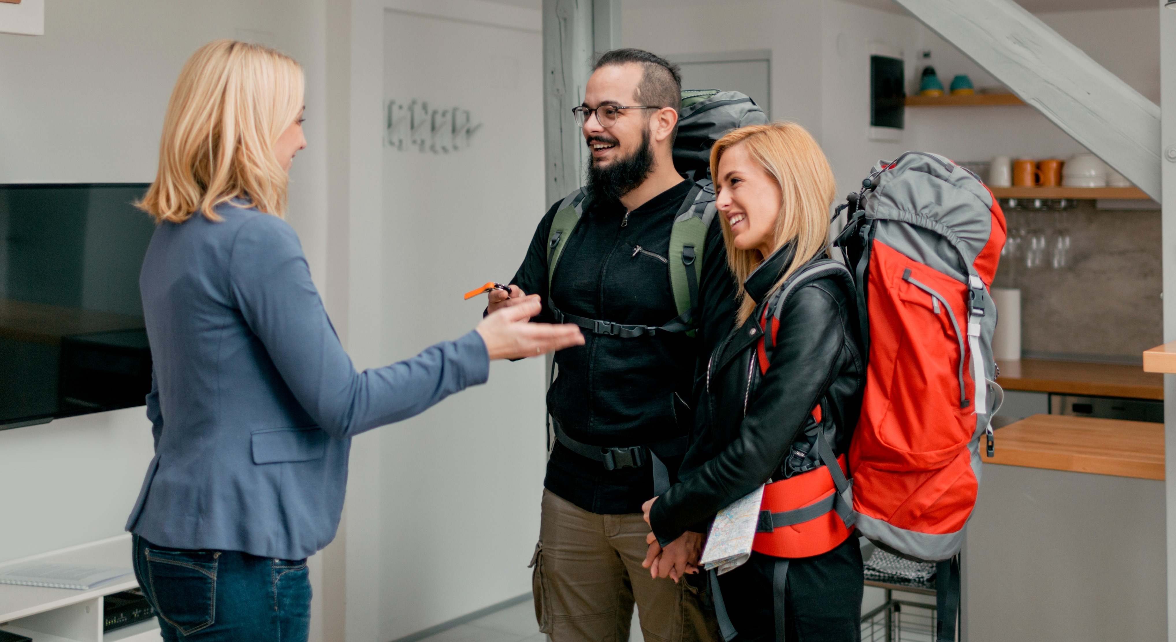 Dos personas llegan a un apartamento turístico