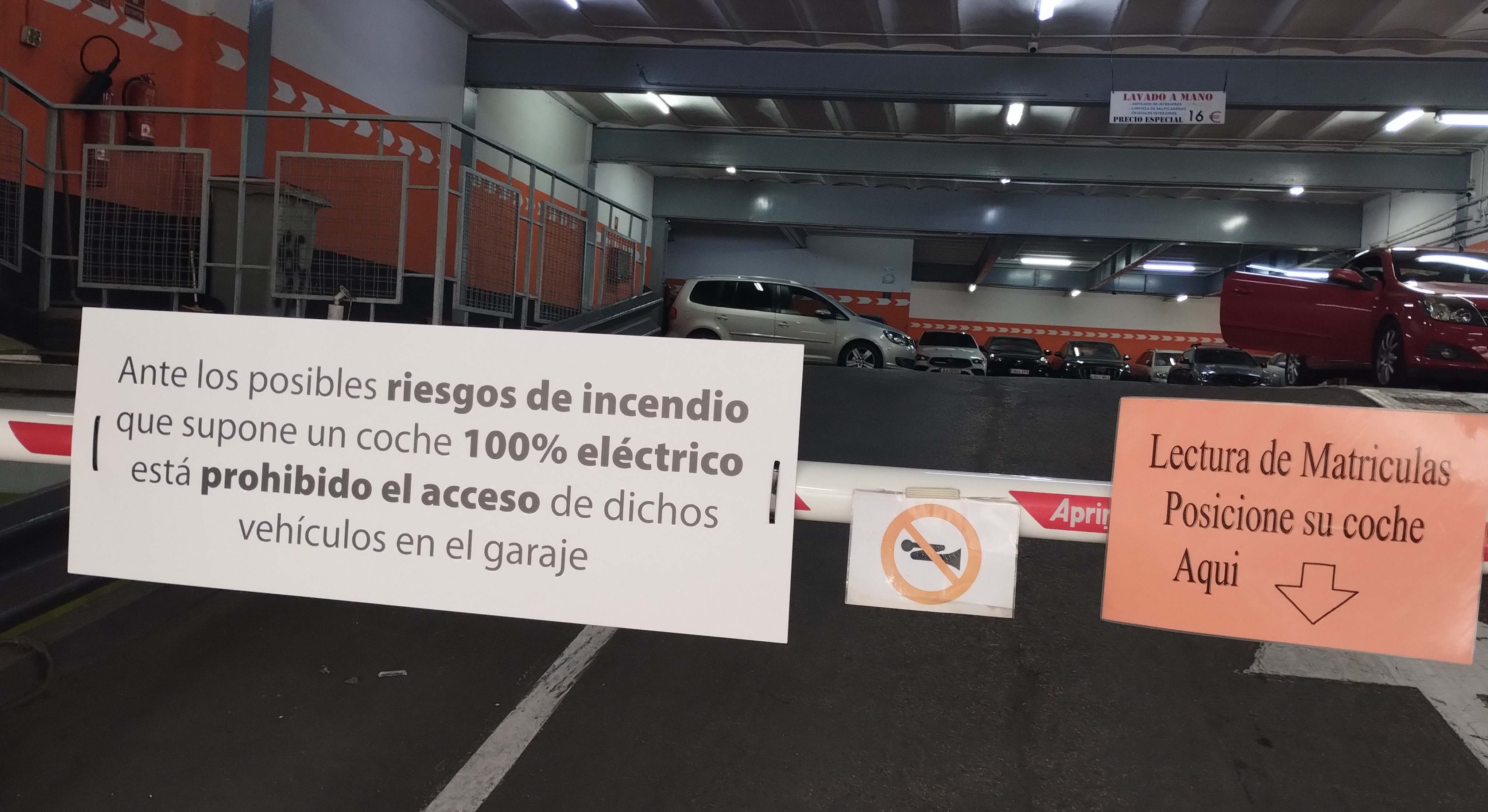 Prohibición aparcar coches eléctricos garajes