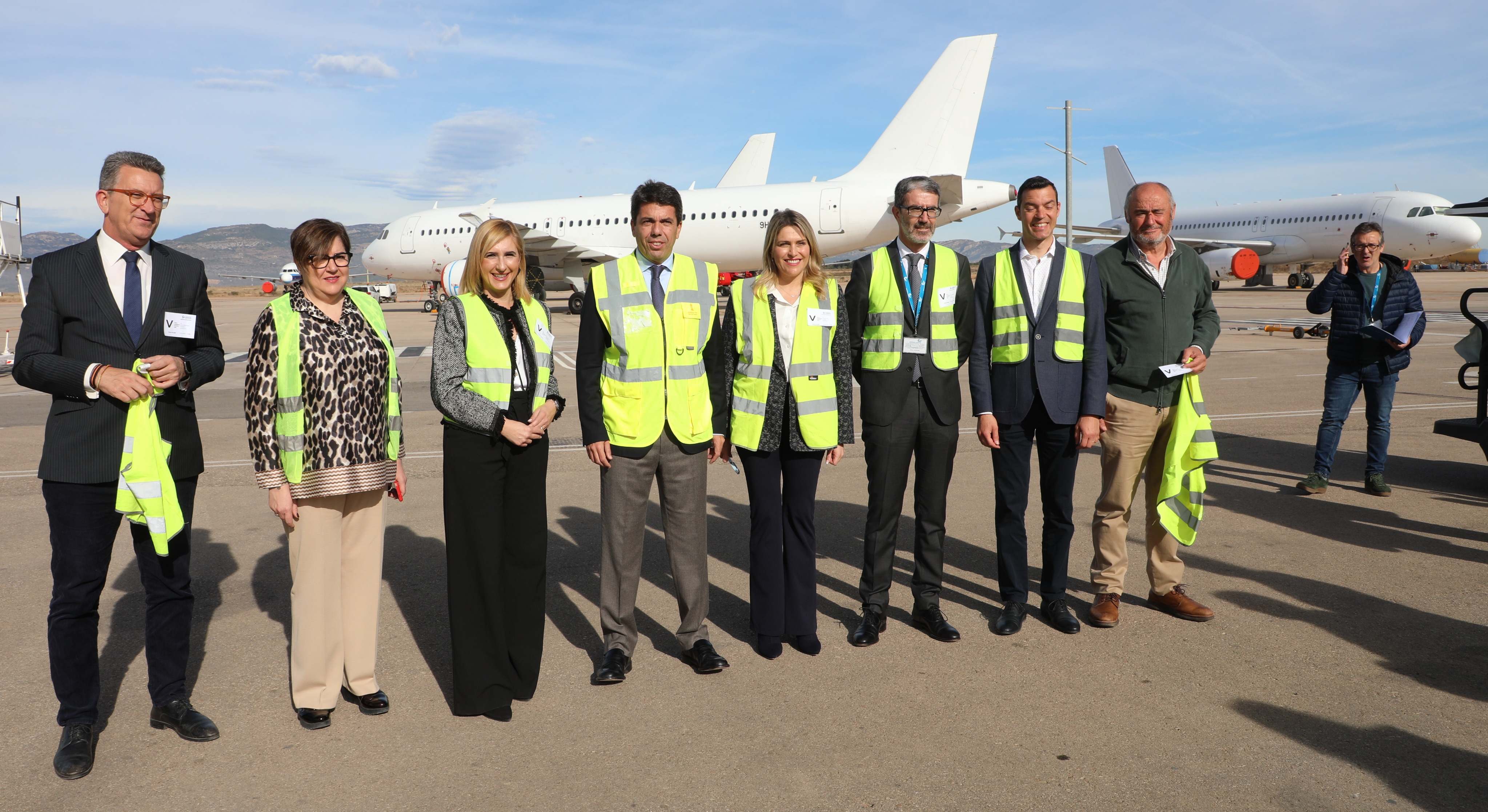 Un momento de la visita de Mazón al aeropuerto de Castellón.