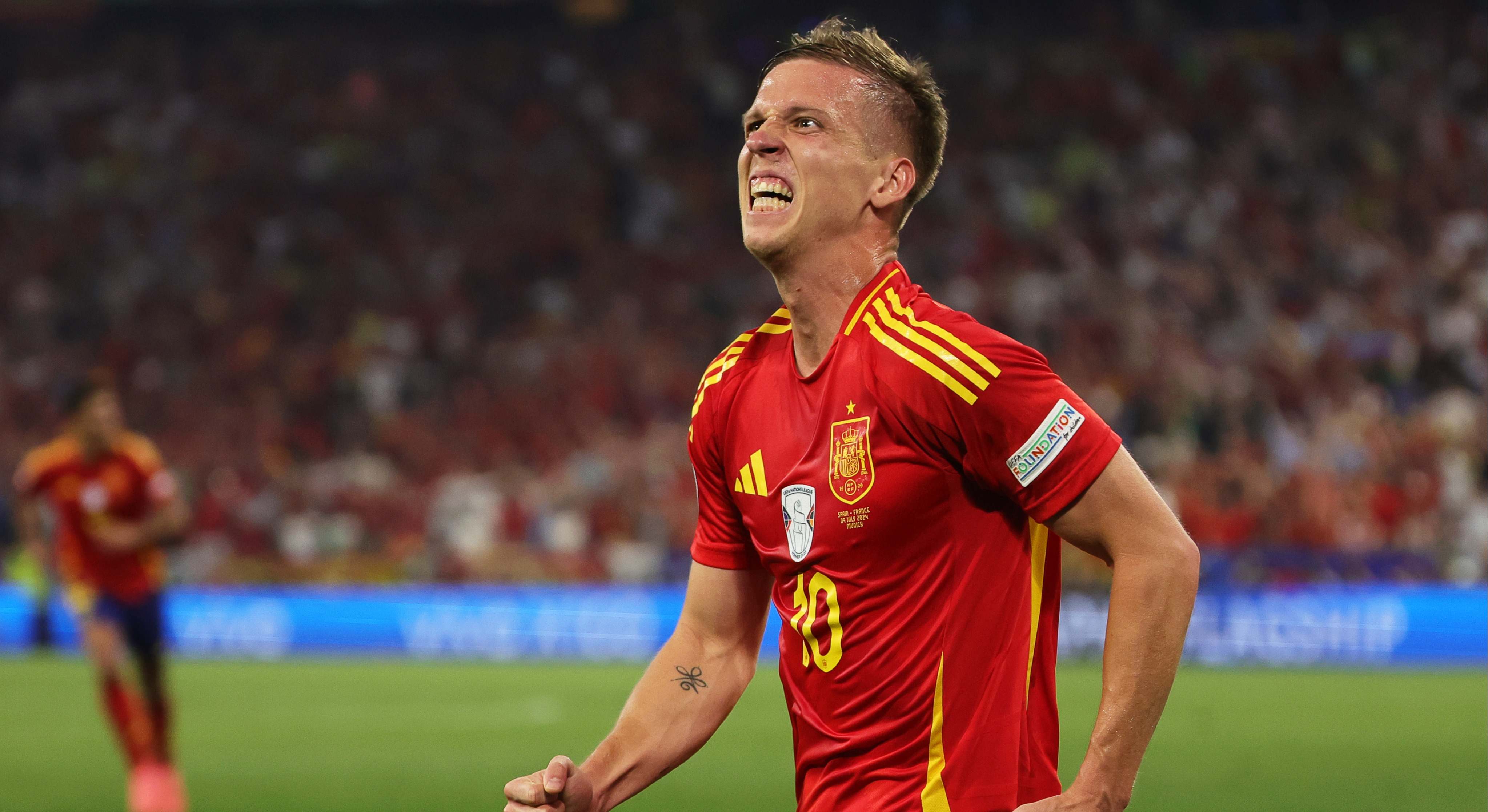 Dani Olmo en el campo con la camiseta de la selección española