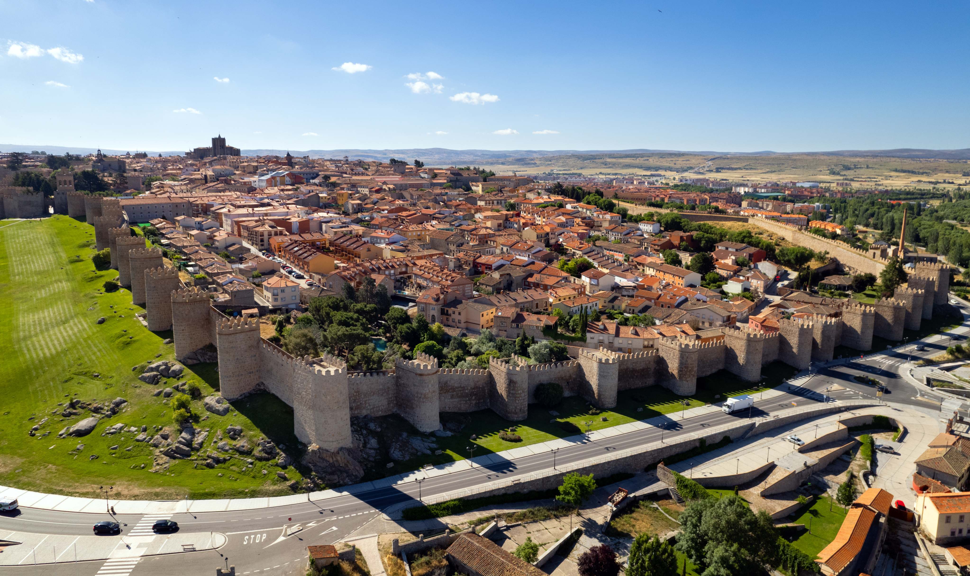 Vista aérea de los tejados y antiguas murallas del paisaje urbano de Ávila