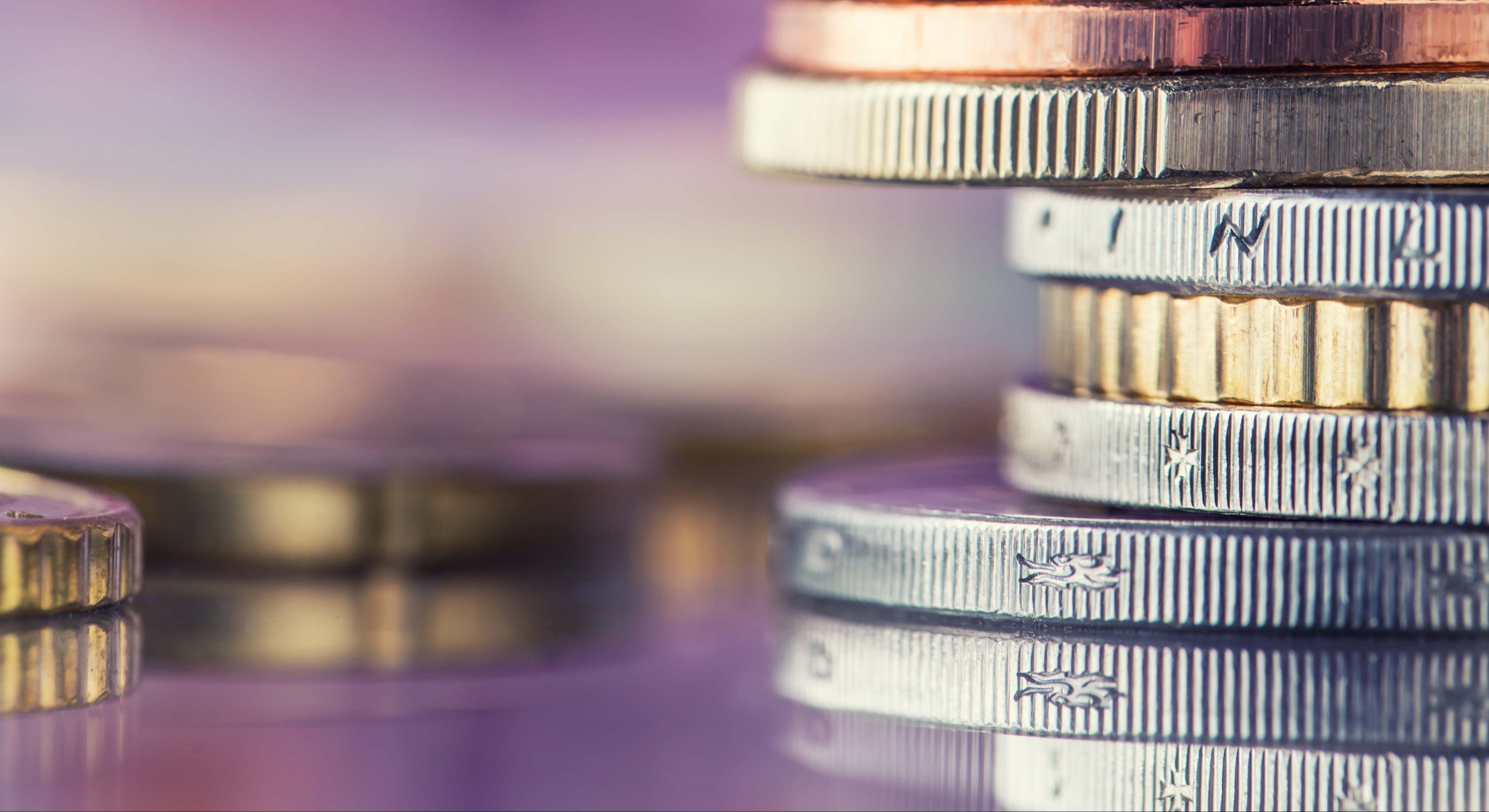 Imagen de archivo de monedas apiladas. Foto: iStock.