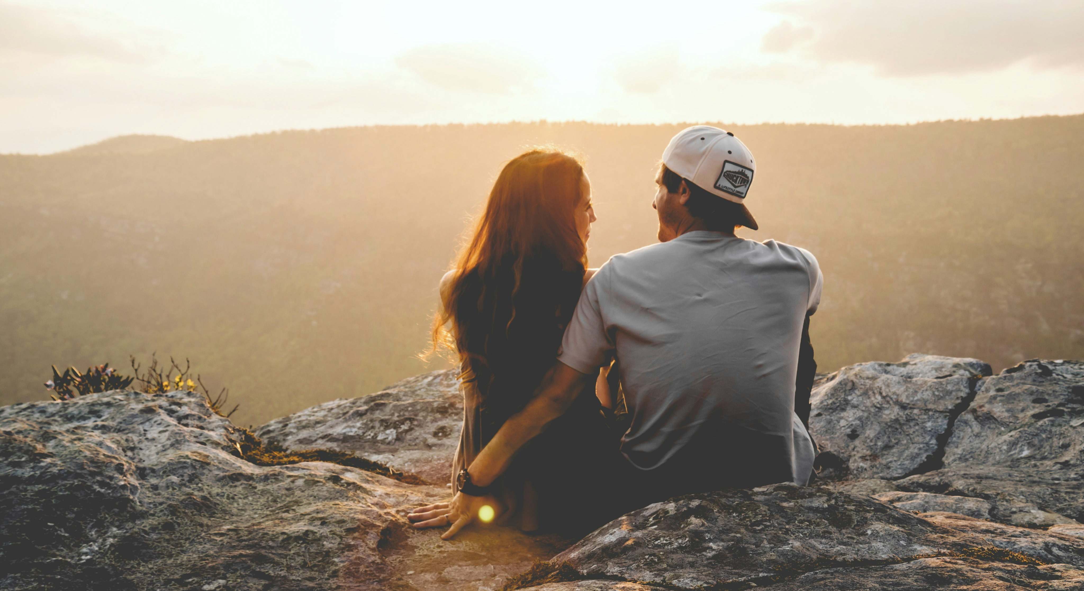 Dos personas que consumen magnesio disfrutan de un atardecer