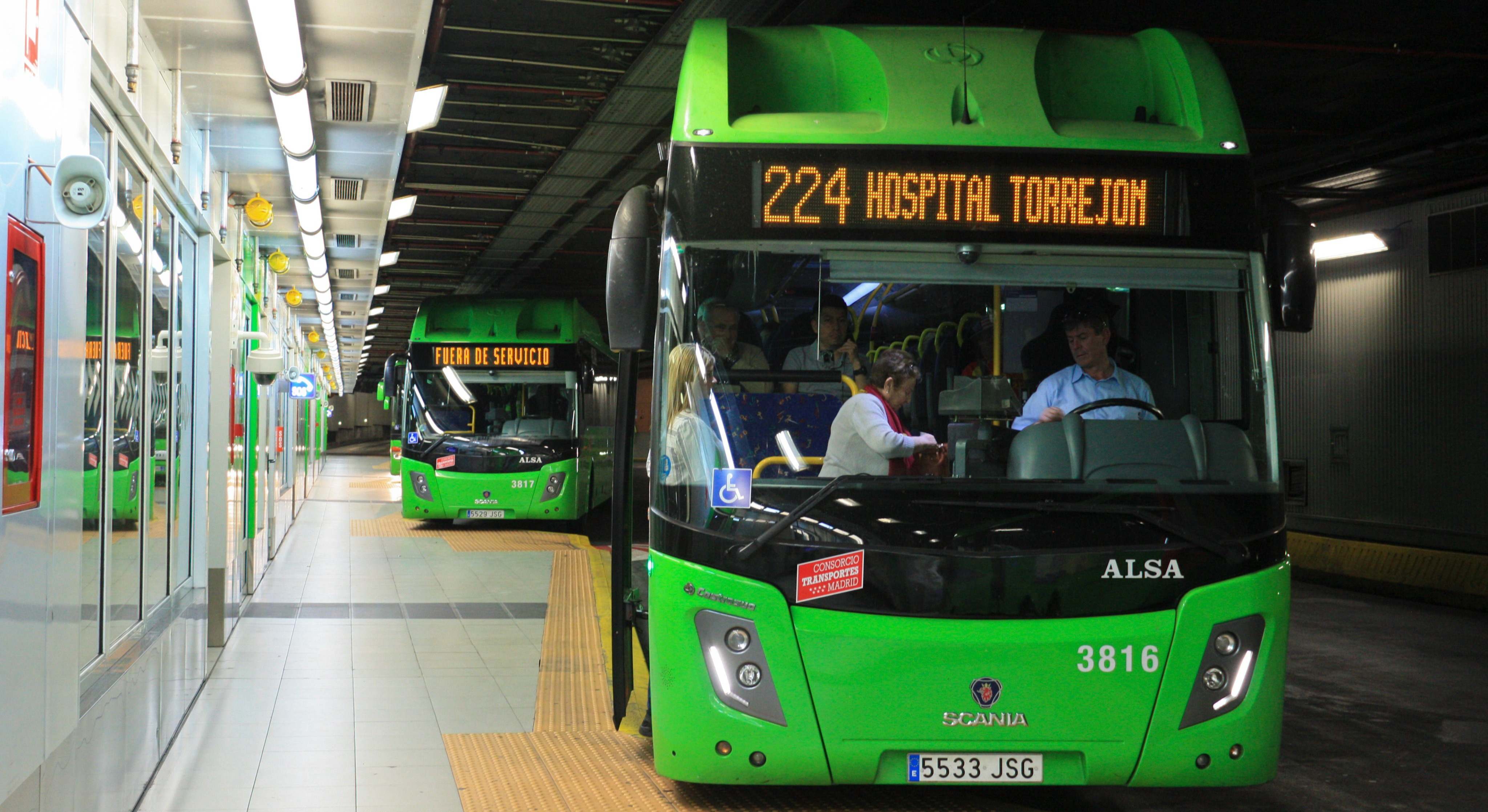 Autobús interurbano efectuando parada en un intercambiador subterráneo