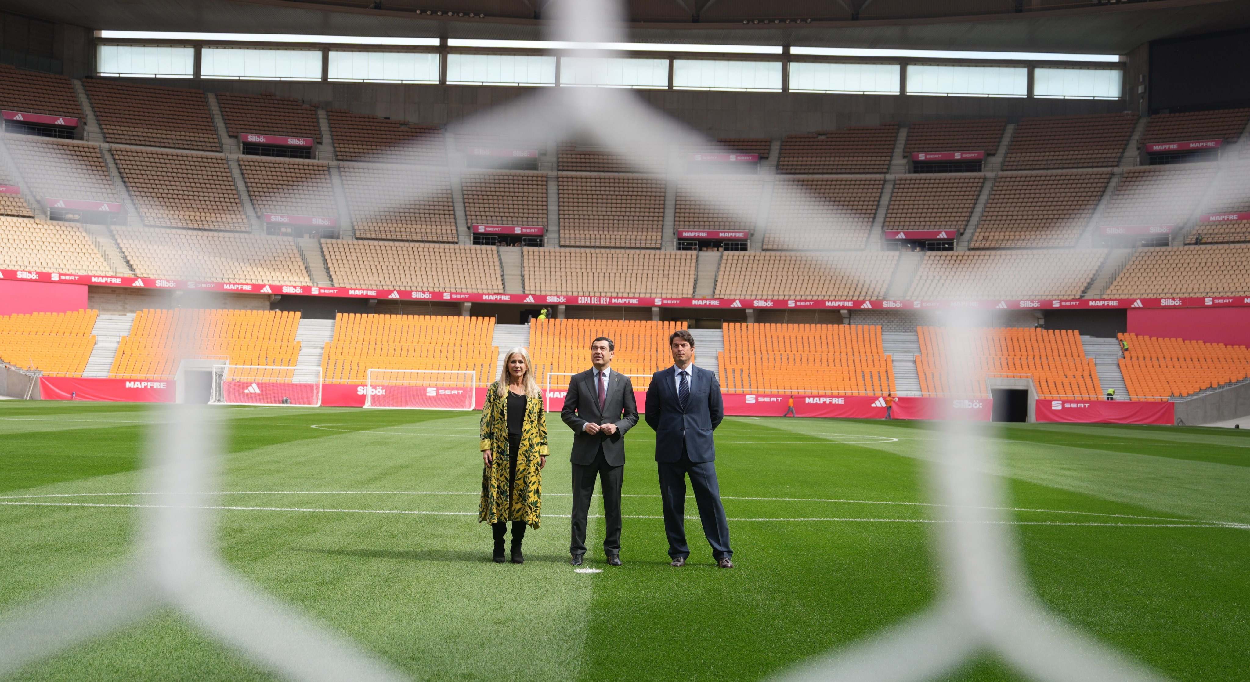 Juanma Moreno junto a otras autoridades durante su visita al campo.